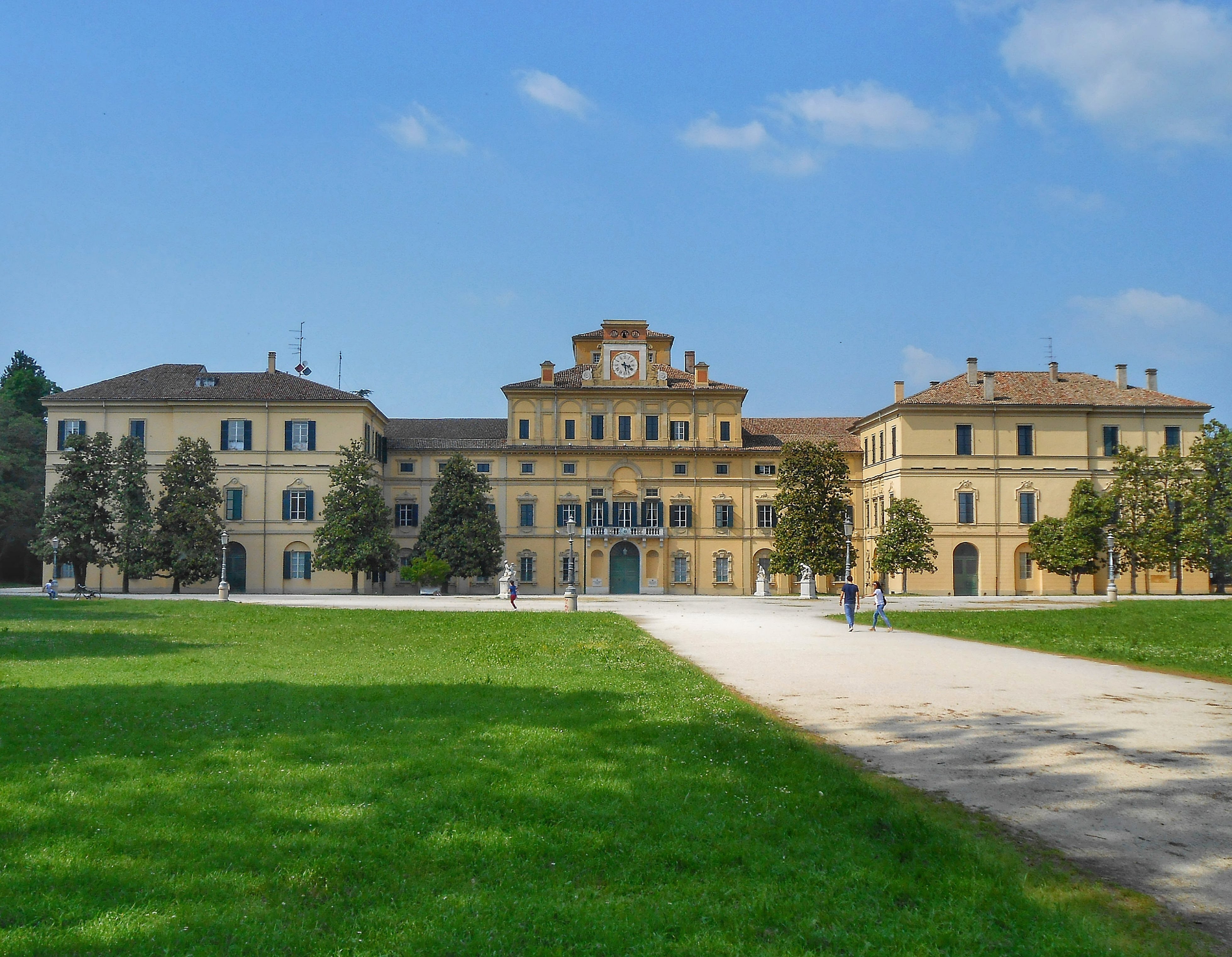 photo: https://upload.wikimedia.org/wikipedia/commons/d/dd/Palazzo_del_giardino_Ducale.jpg