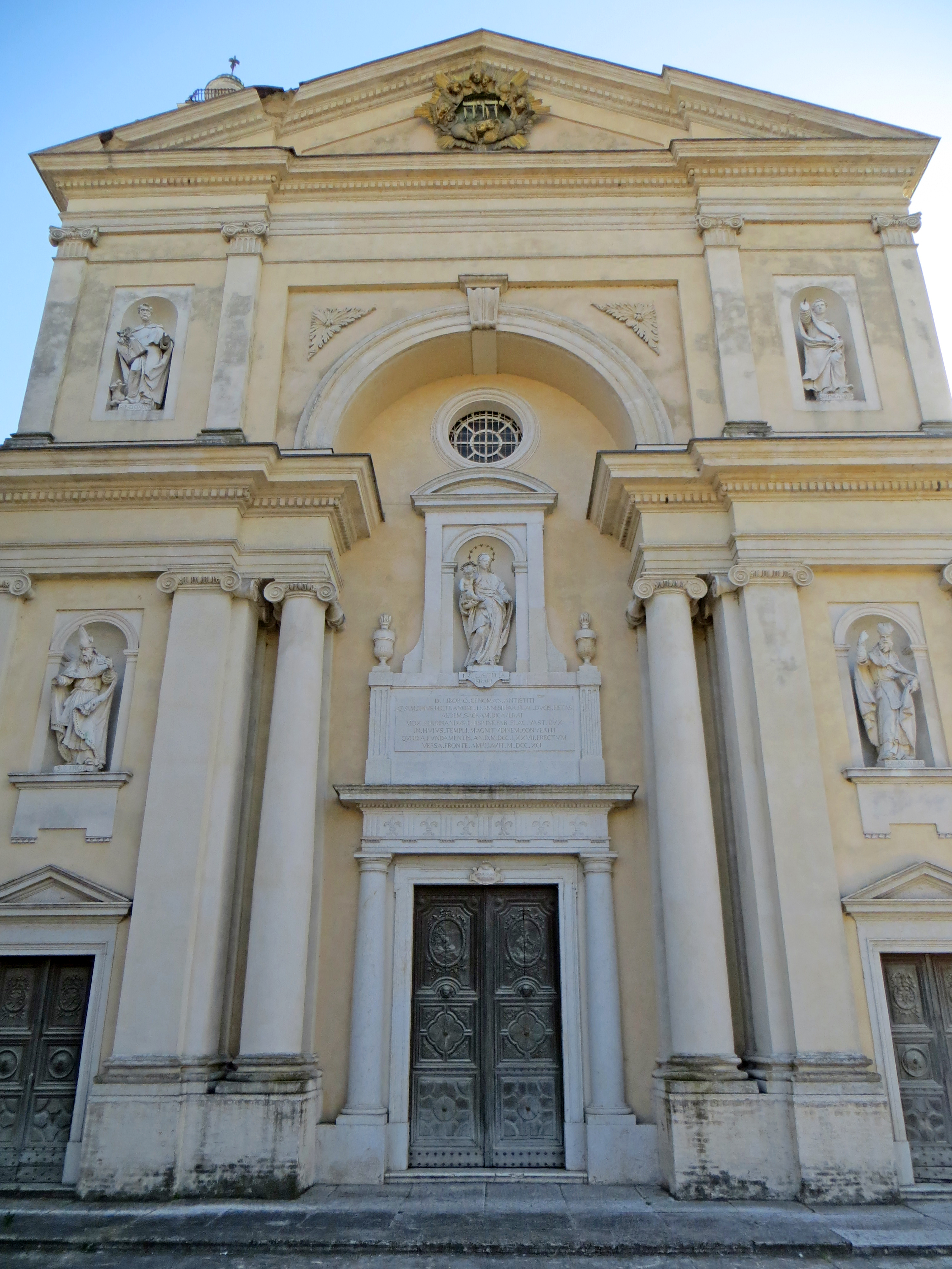 foto: https://upload.wikimedia.org/wikipedia/commons/c/ce/Cappella_ducale_di_San_Liborio_%28Colorno%29_-_facciata_1_2019-06-20.jpg