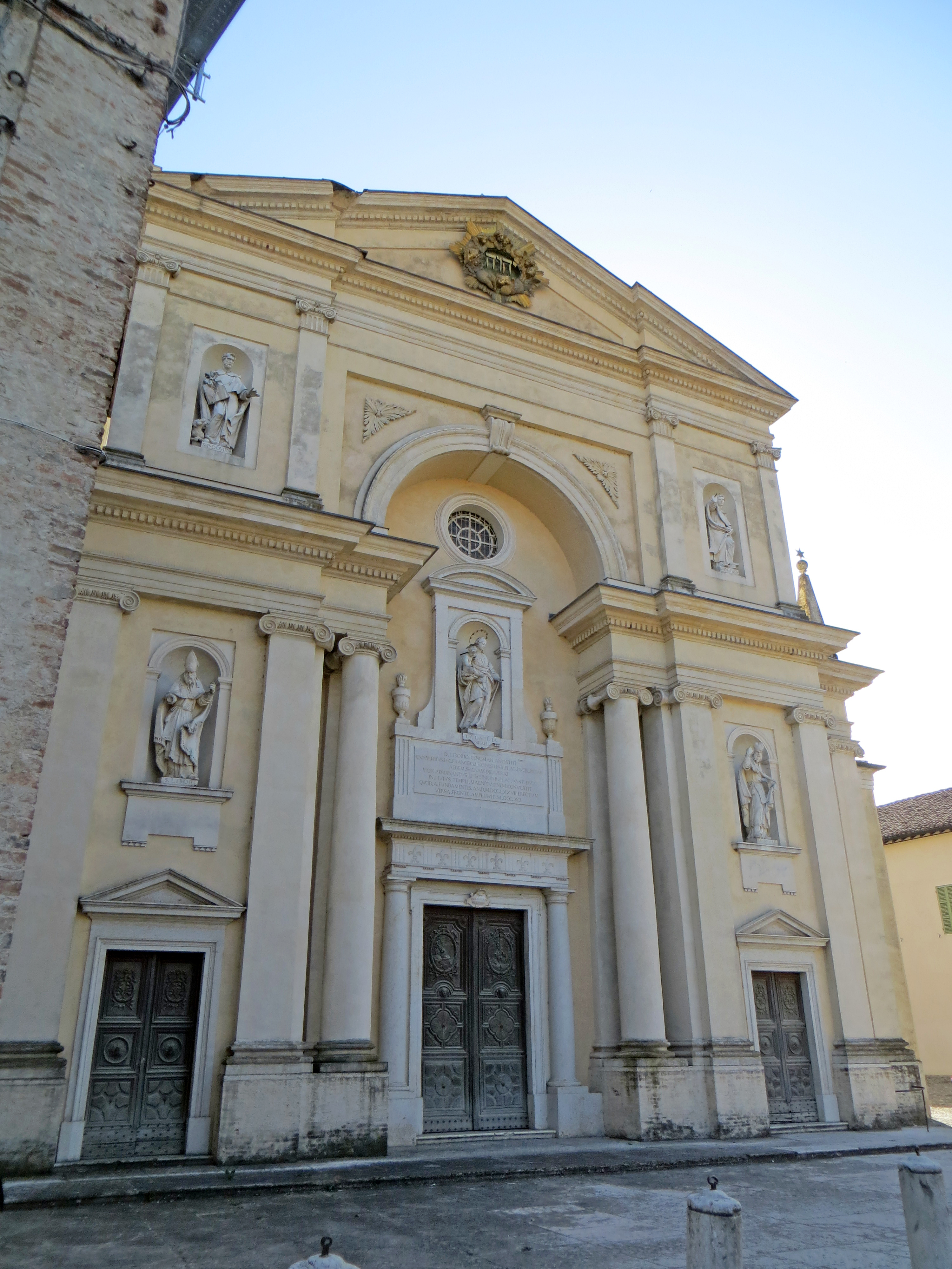 foto: https://upload.wikimedia.org/wikipedia/commons/0/05/Cappella_ducale_di_San_Liborio_%28Colorno%29_-_facciata_2_2019-06-20.jpg