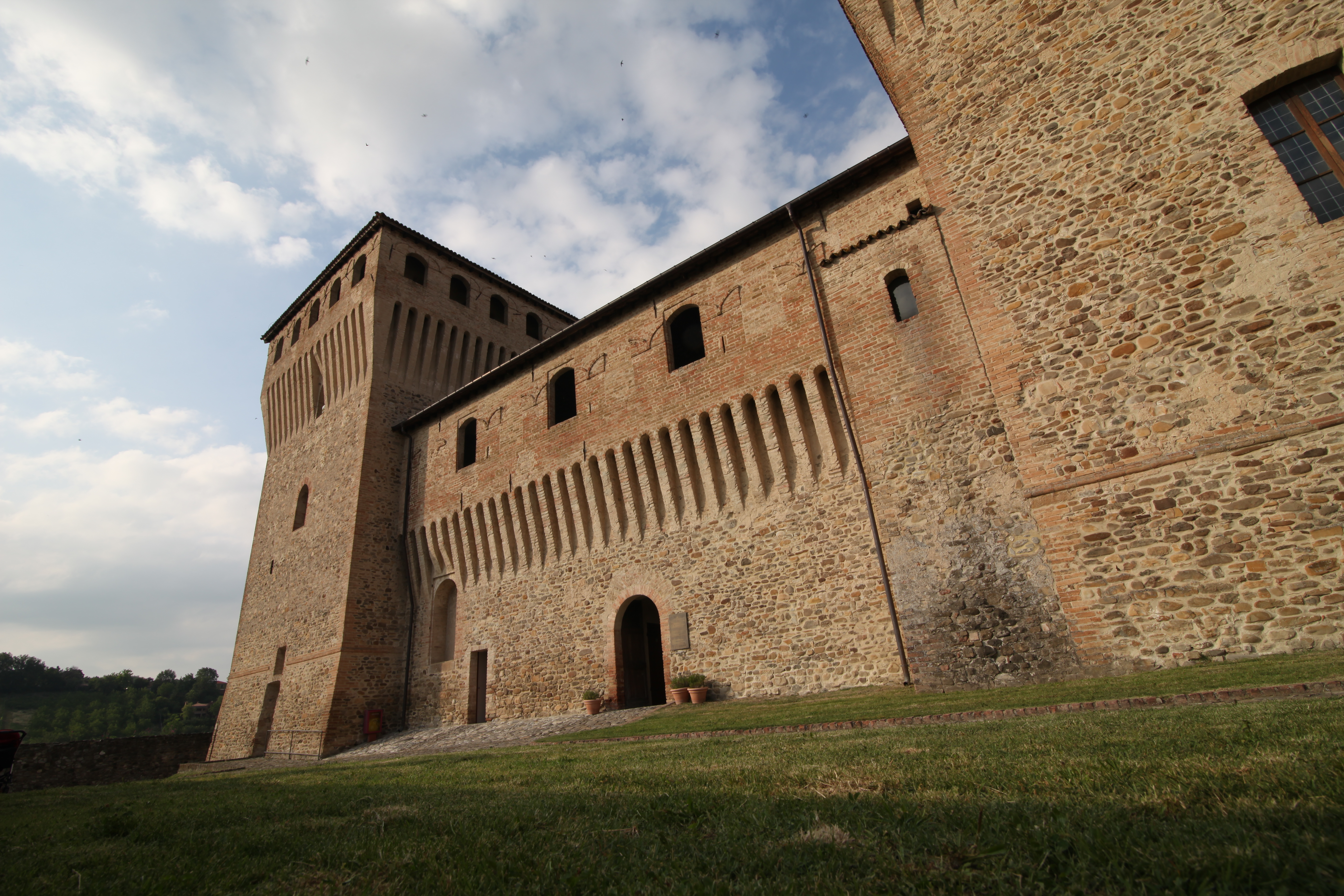 foto: 7. Castello di Torrechiara particolare esterno.JPG