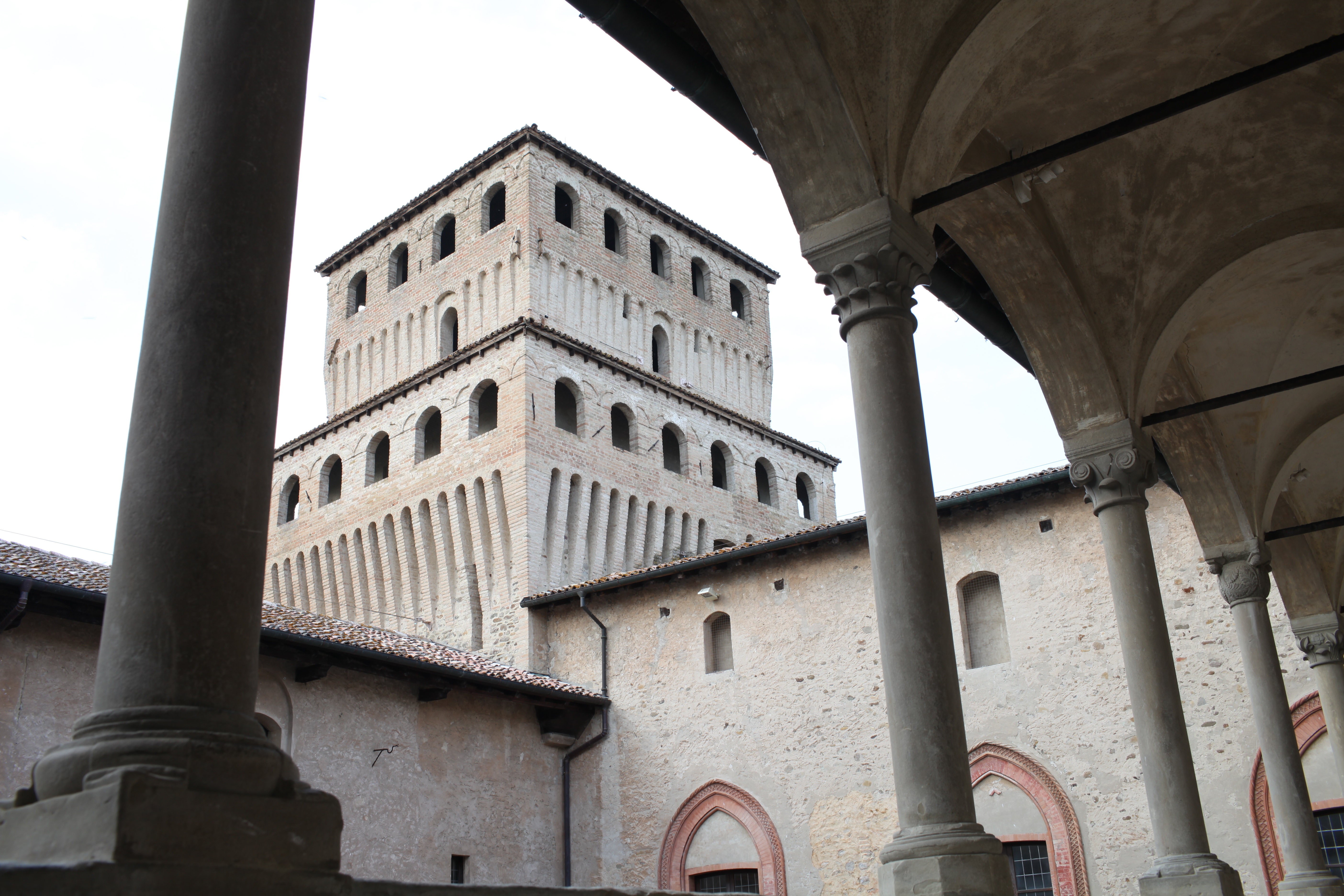 foto: 17. Castello di Torrechiara, loggiato e torre del leone.JPG