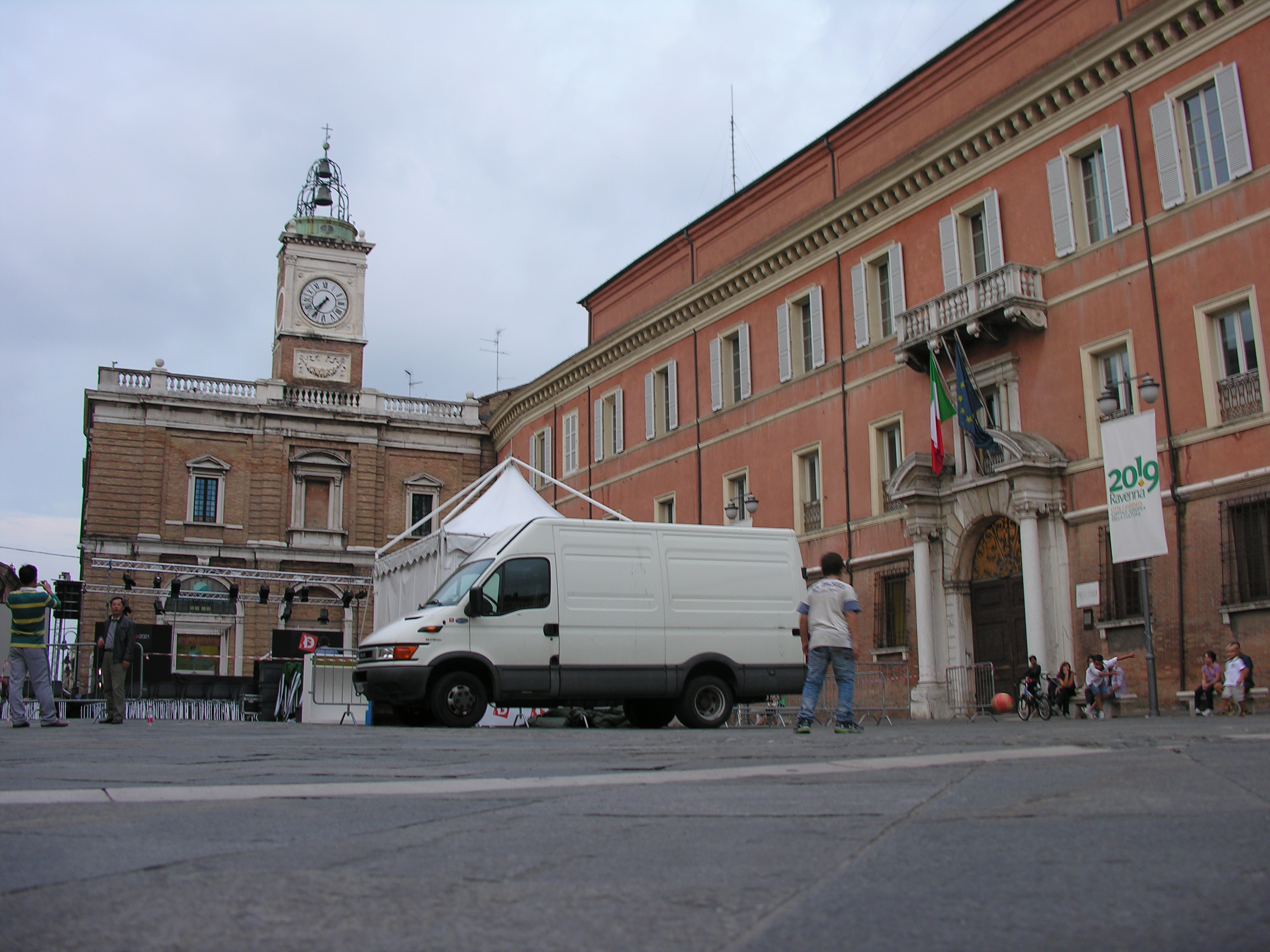 foto: https://upload.wikimedia.org/wikipedia/commons/1/15/Orologio_e_prefettura_in_piazza_del_popolo.JPG