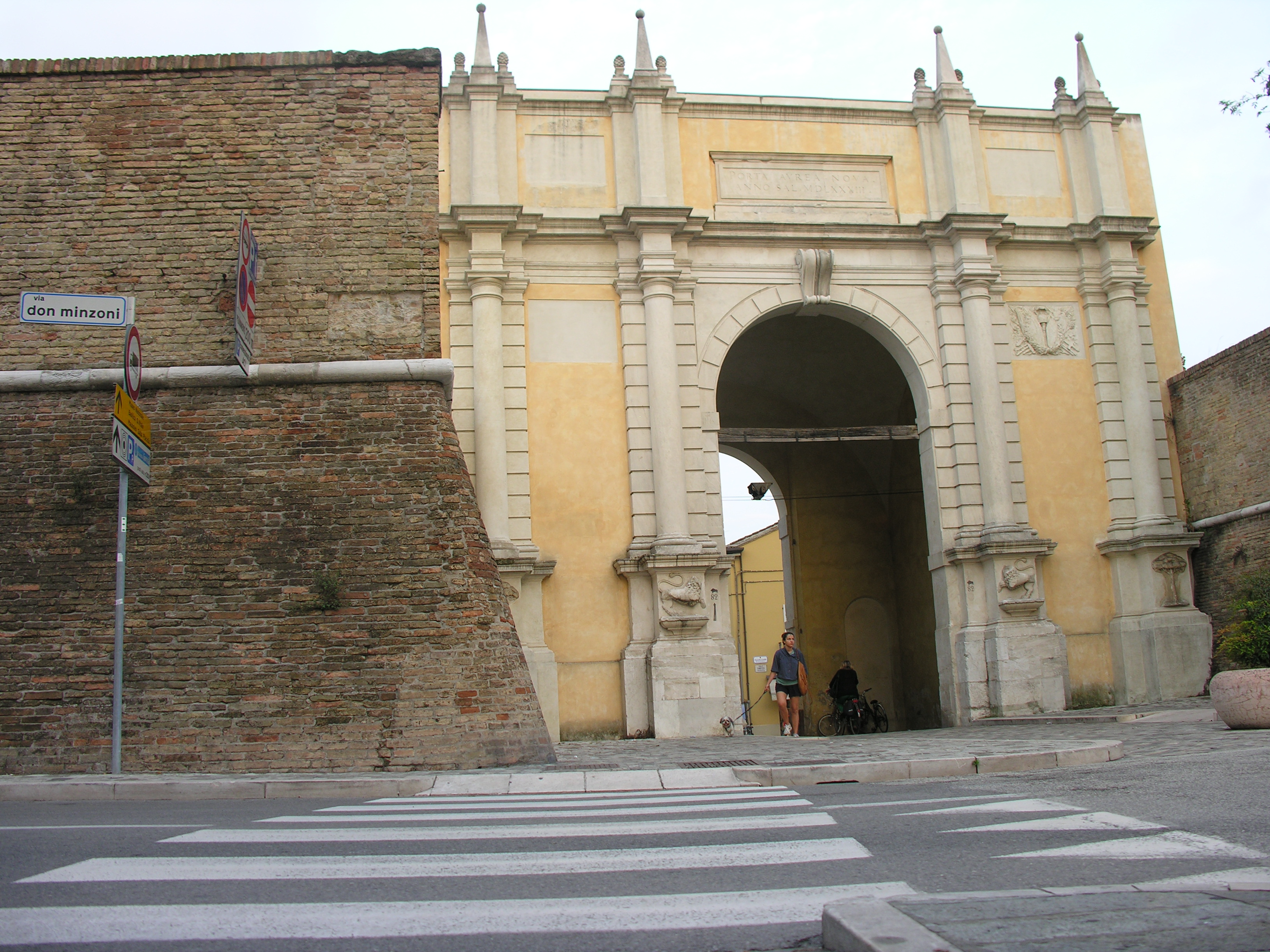 photo: https://upload.wikimedia.org/wikipedia/commons/2/20/Porta_adriana%2C_la_facciata_con_le_vecchia_mura.JPG