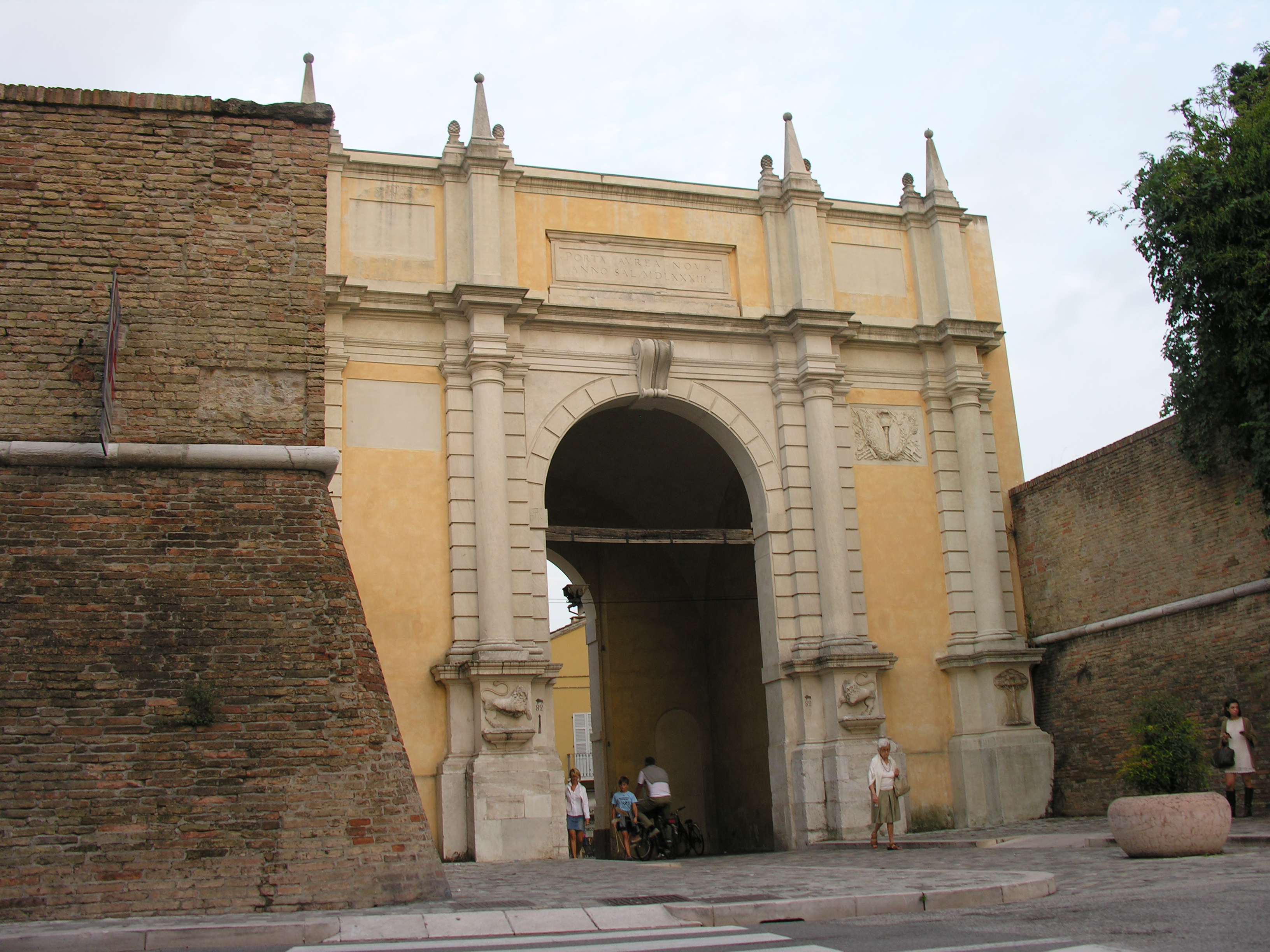 foto: https://upload.wikimedia.org/wikipedia/commons/b/bc/Porta_adriana_la_facciata_con_le_vecchie_mura_del_centro.JPG