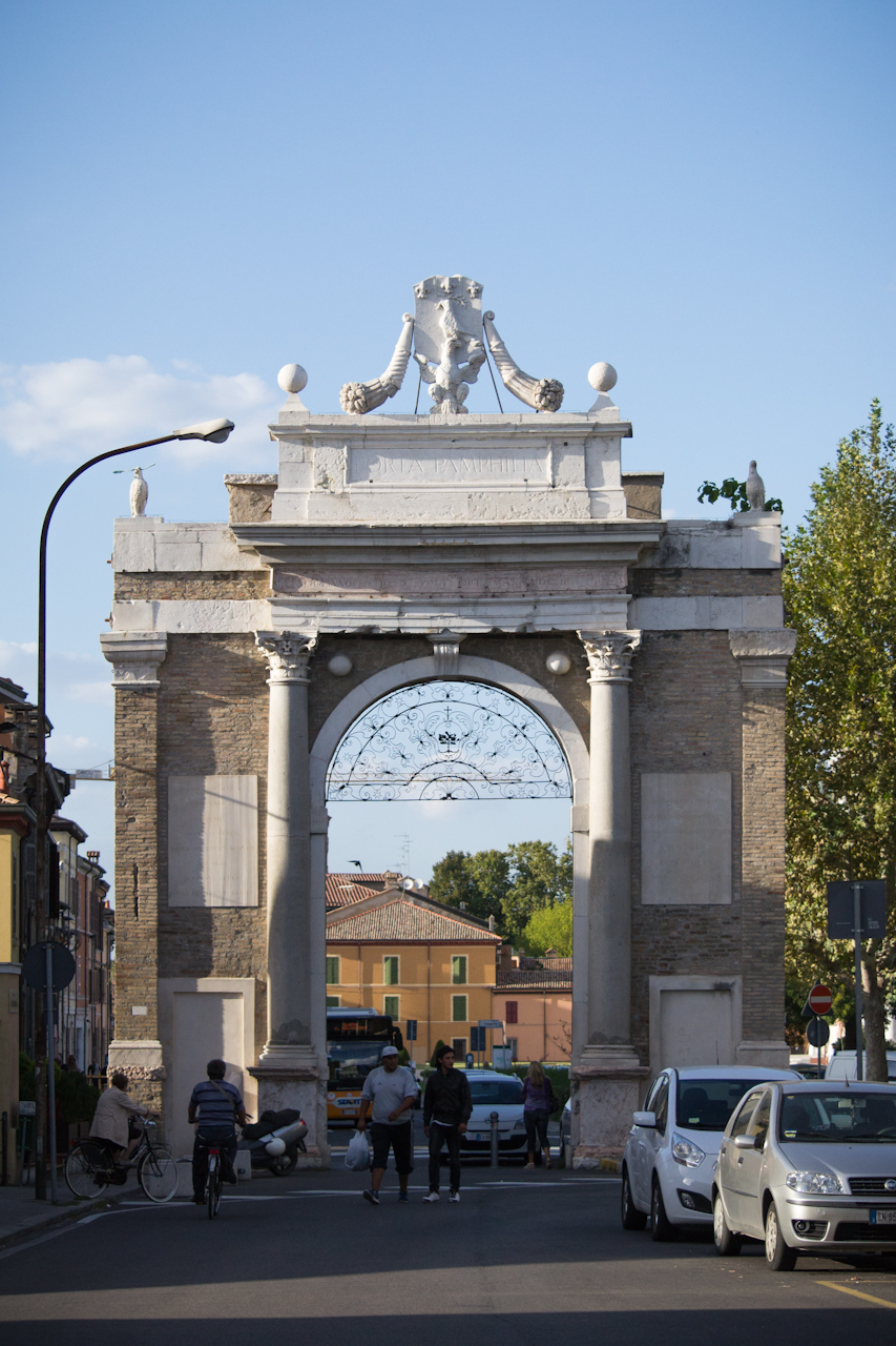 foto: https://upload.wikimedia.org/wikipedia/commons/b/ba/Porta_Nuova%2C_Ravenna.jpg