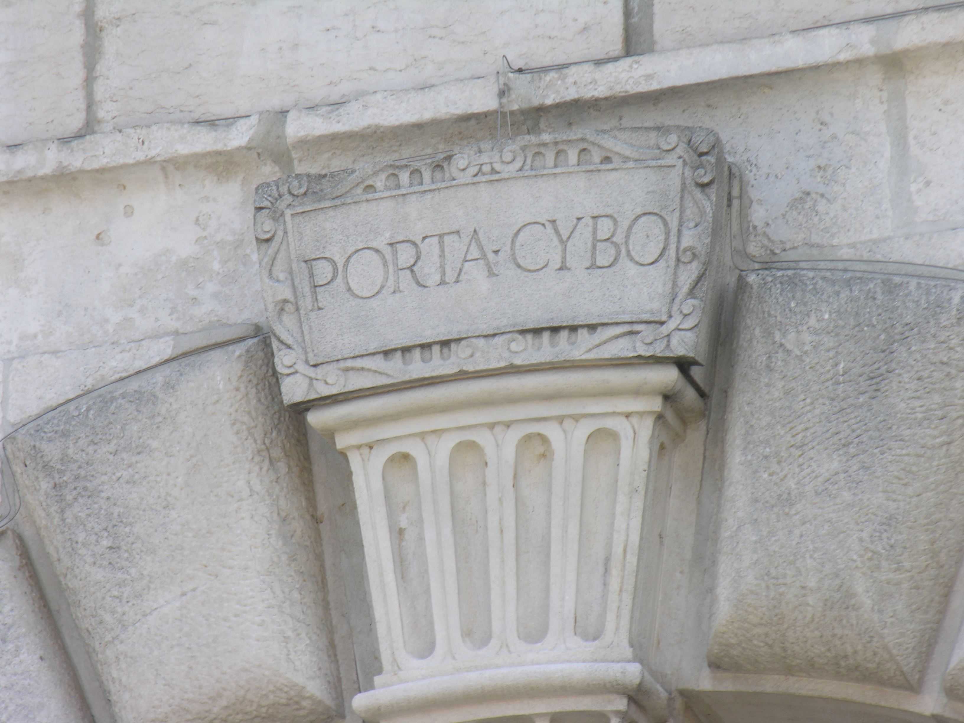 photo: https://upload.wikimedia.org/wikipedia/commons/4/40/Porta_serrata_porta_cybo.JPG