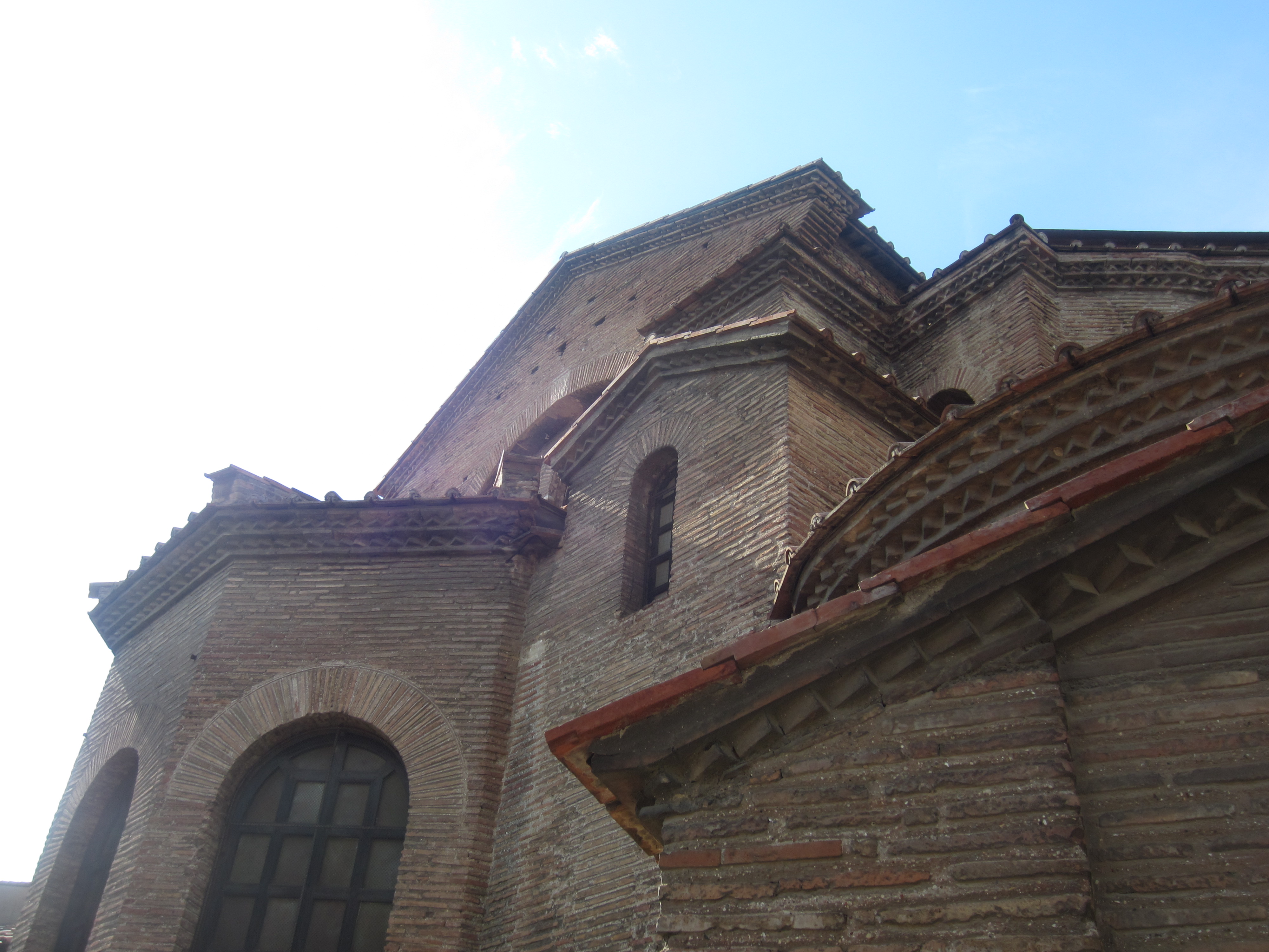 foto: https://upload.wikimedia.org/wikipedia/commons/8/87/Basilica_di_San_Vitale_-_dettaglio.JPG