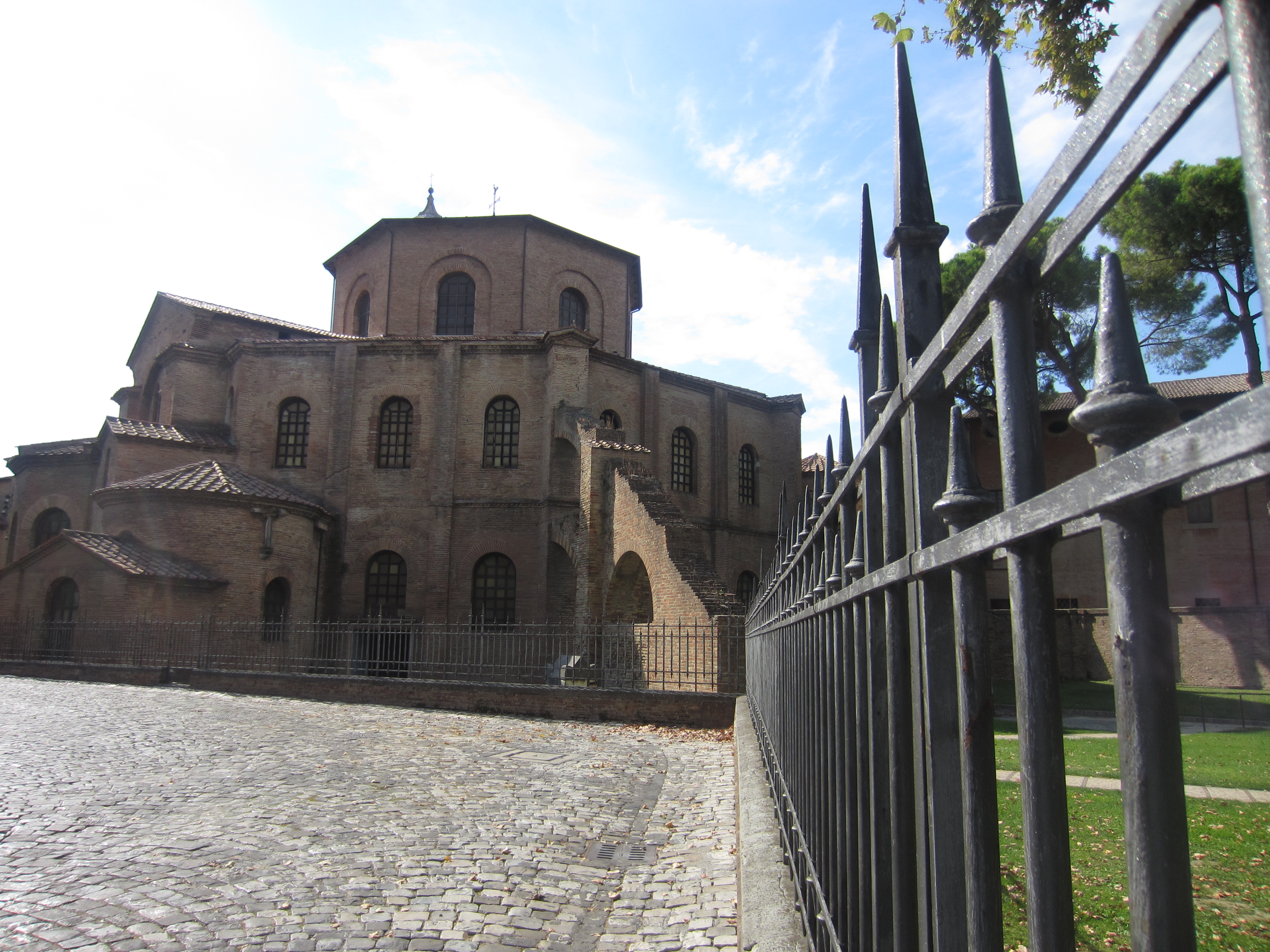 foto: https://upload.wikimedia.org/wikipedia/commons/c/ca/Basilica_di_San_Vitale_-_esterno.JPG