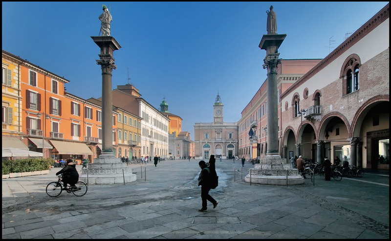 photo: https://upload.wikimedia.org/wikipedia/commons/6/67/Ravenna-_Piazza_del_Popolo.jpg