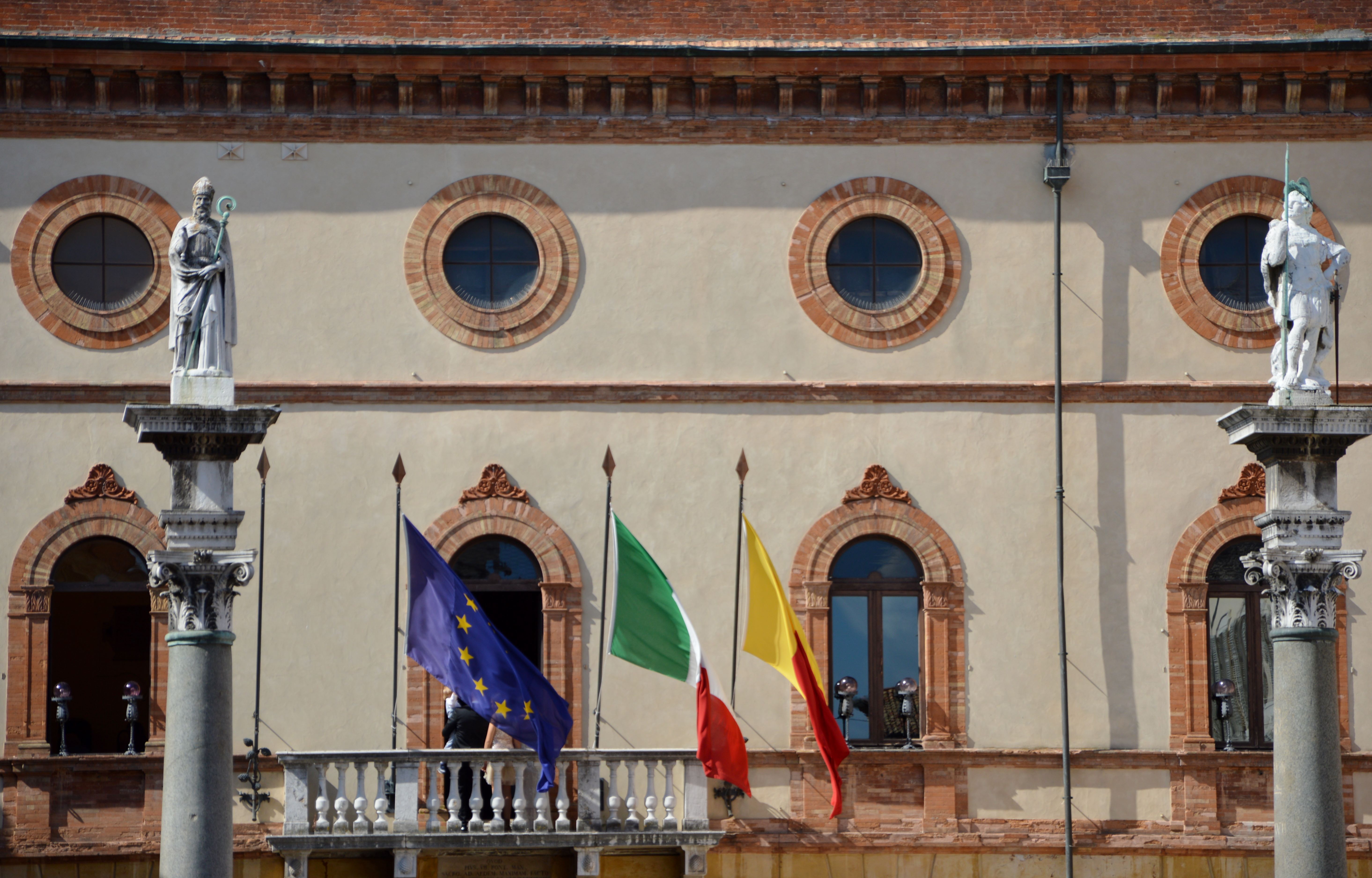 foto: https://upload.wikimedia.org/wikipedia/commons/7/7c/Palazzo_comunale_panoramica_01.JPG