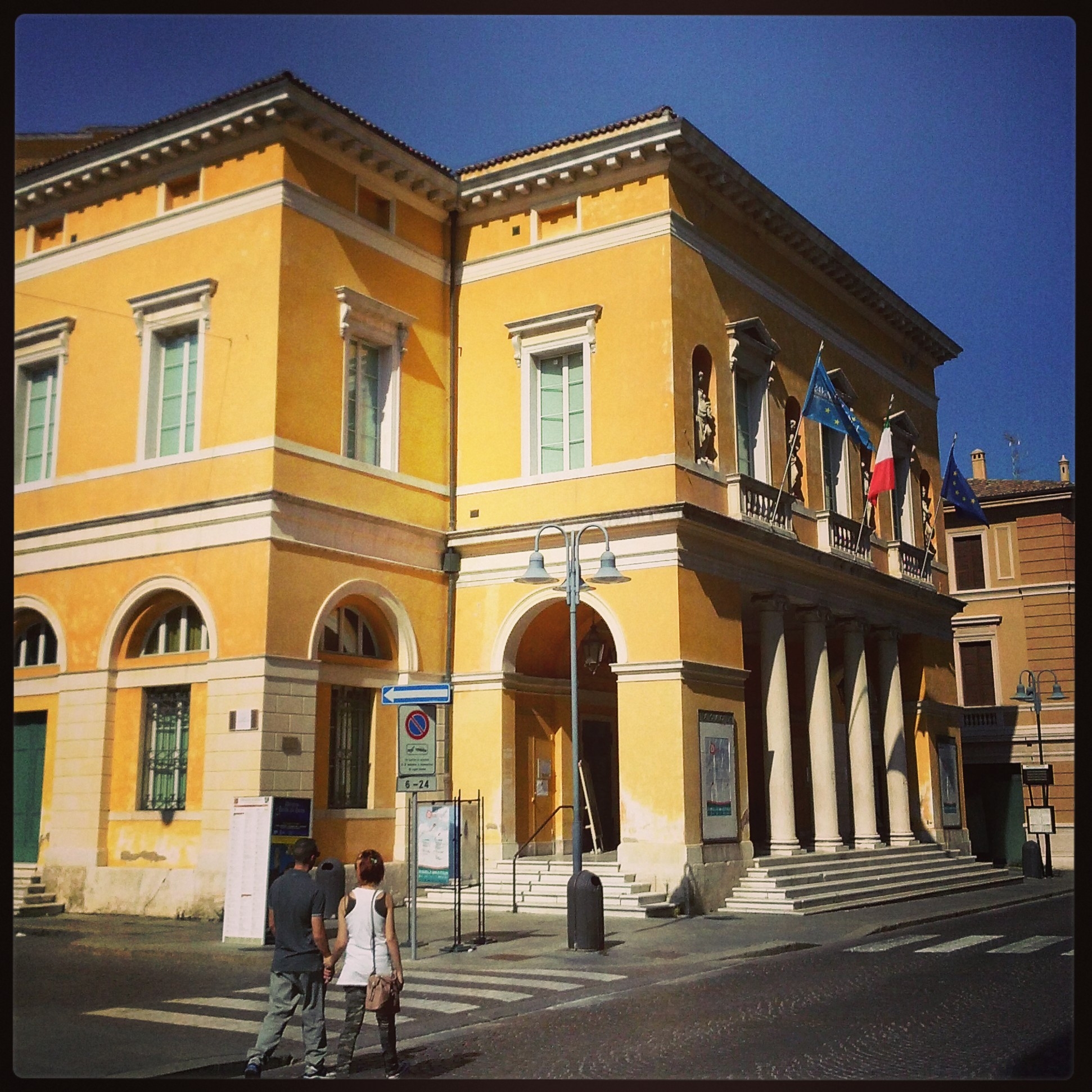 photo: https://upload.wikimedia.org/wikipedia/commons/1/15/Teatro_Alighieri_Ravenna_%28RA%29.JPG