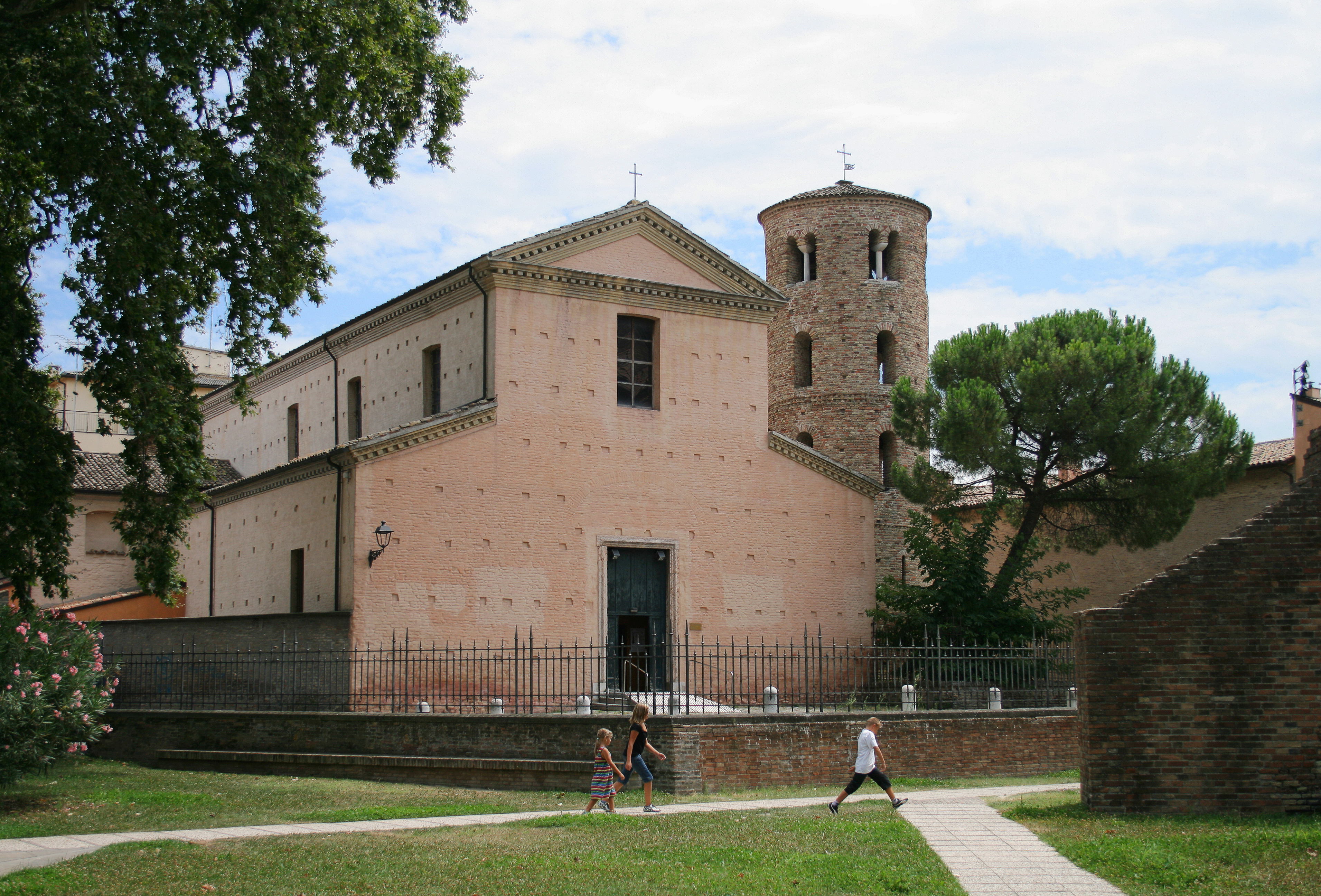 photo: https://upload.wikimedia.org/wikipedia/commons/a/a5/Ravenna_SantaMariaMaggiore_0069.JPG