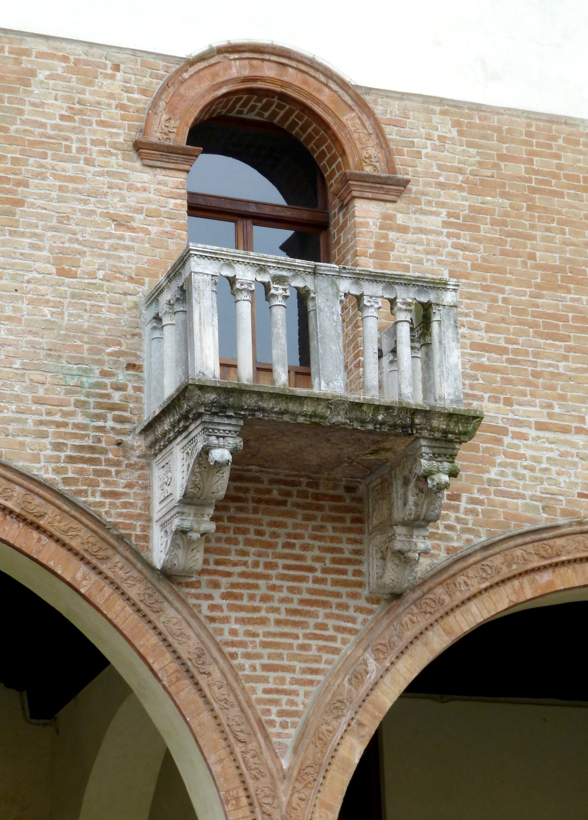 photo: https://upload.wikimedia.org/wikipedia/commons/b/b3/Piazza_del_Popolo_e_Residenza_Comunale_-_039014204-MIBAC.JPG