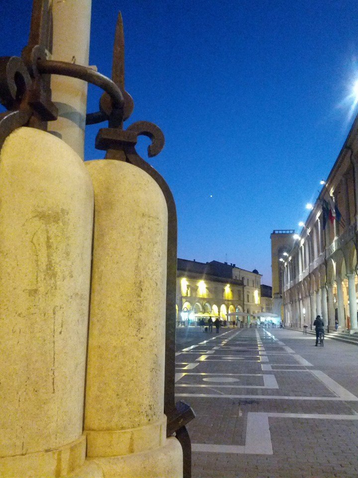 photo: https://upload.wikimedia.org/wikipedia/commons/3/33/Piazza_del_Popolo_al_tramonto.jpg