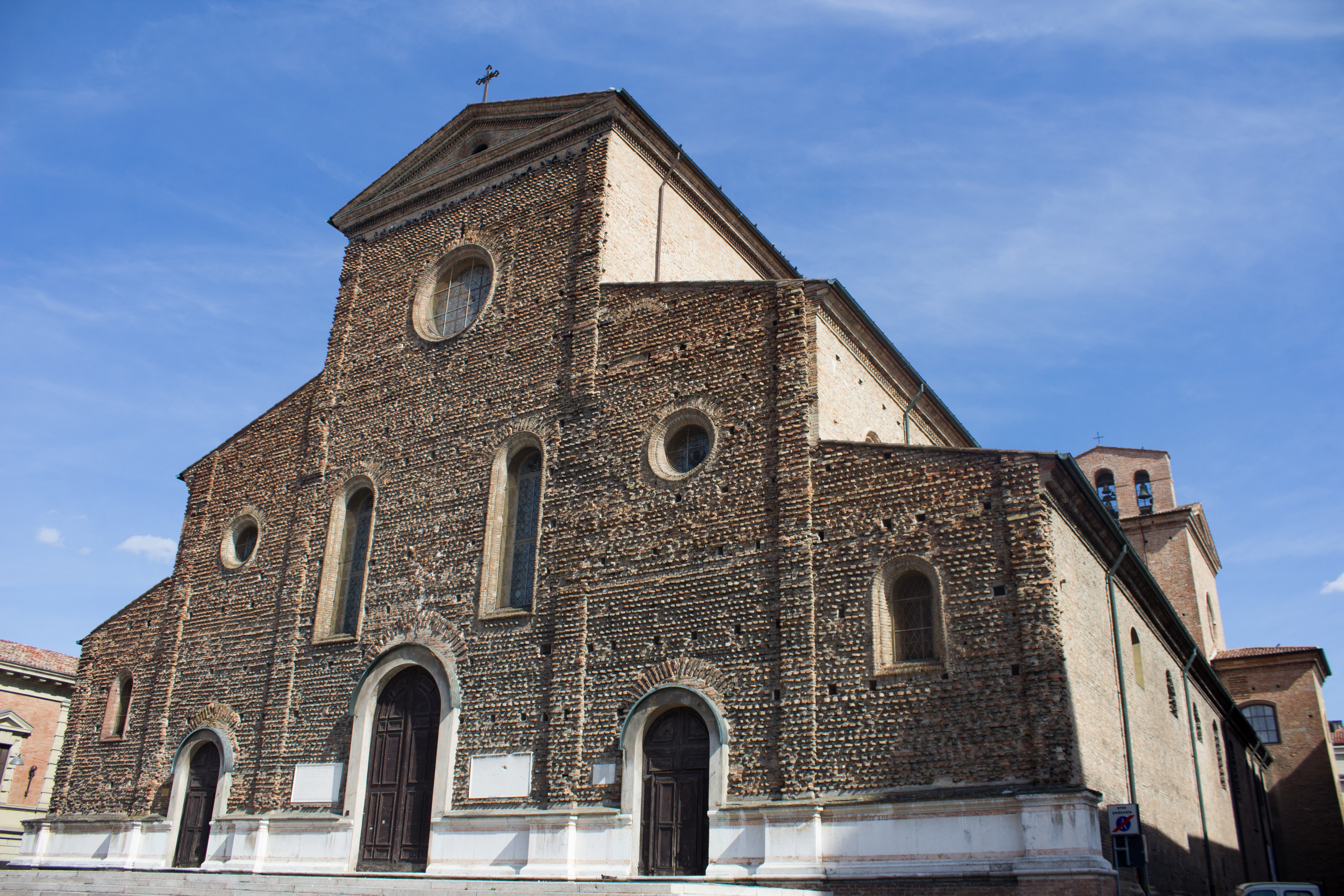 photo: https://upload.wikimedia.org/wikipedia/commons/4/47/Facciata_della_cattedrale_di_San_Pietro_Apostolo.jpg