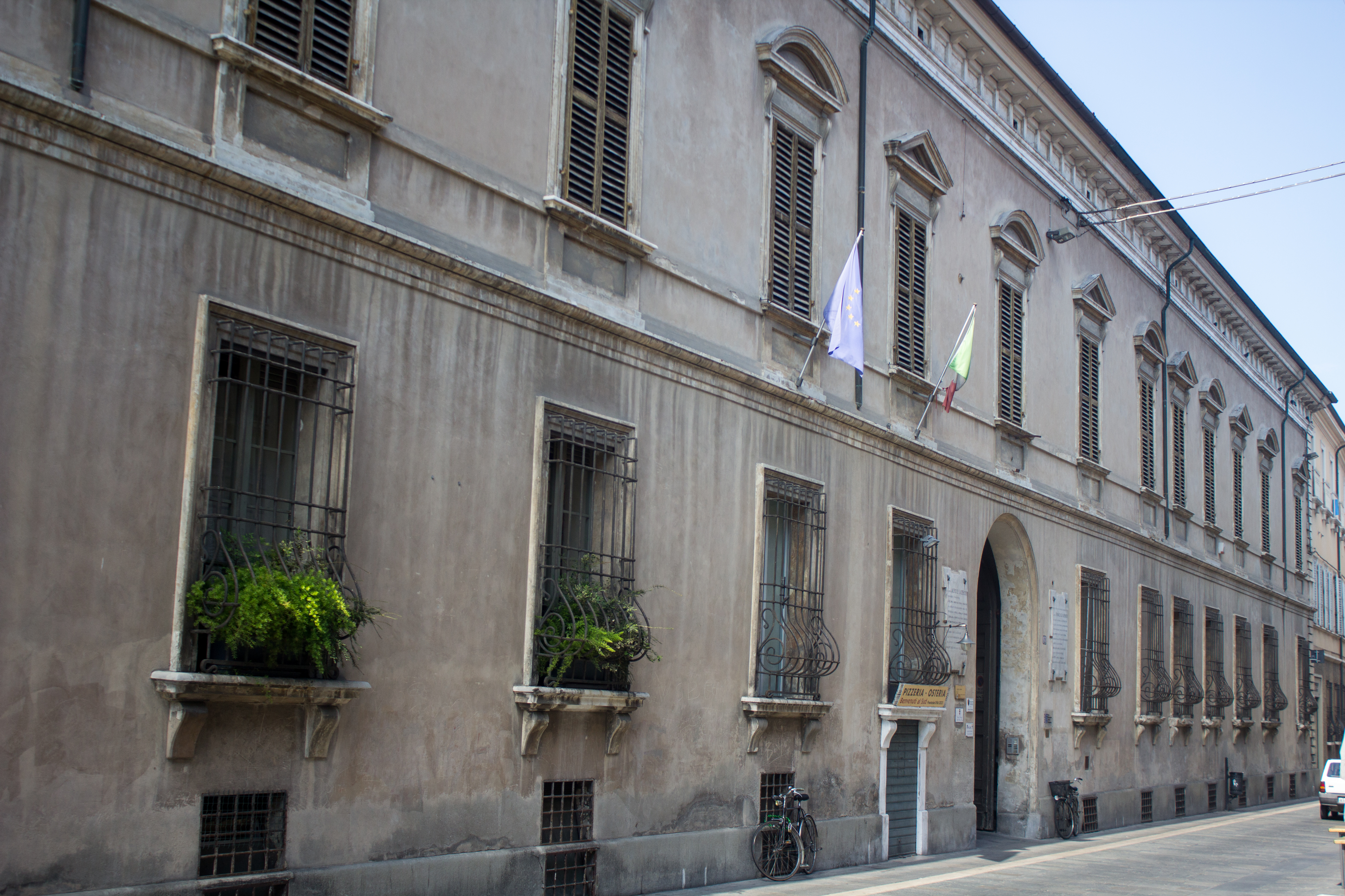 photo: https://upload.wikimedia.org/wikipedia/commons/a/ad/Palazzo_Laderchi_a_Faenza.jpg