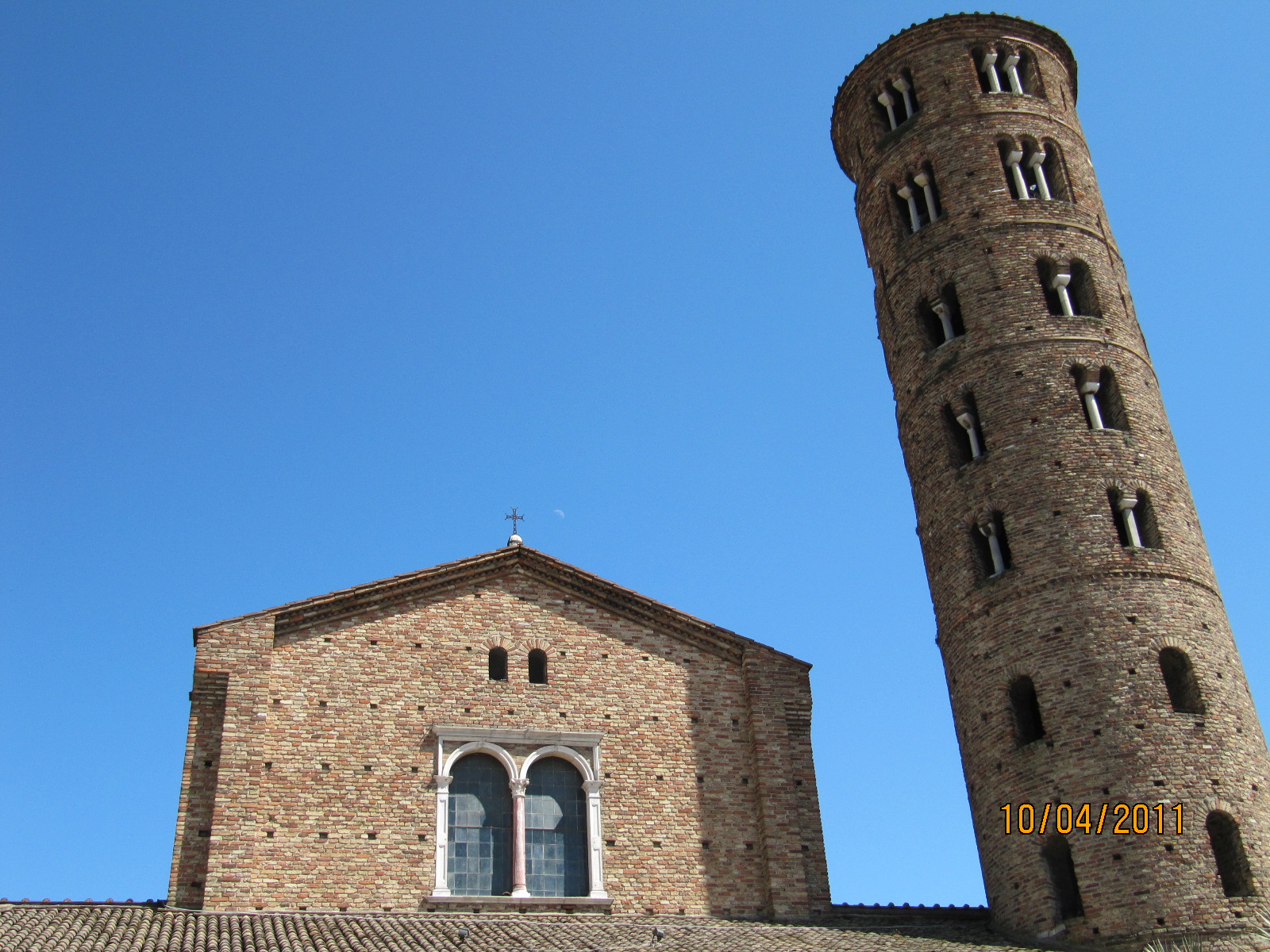 foto: https://upload.wikimedia.org/wikipedia/commons/d/dc/Basilica_e_Torre_Sant%27Apollinare_Nuovo.jpg