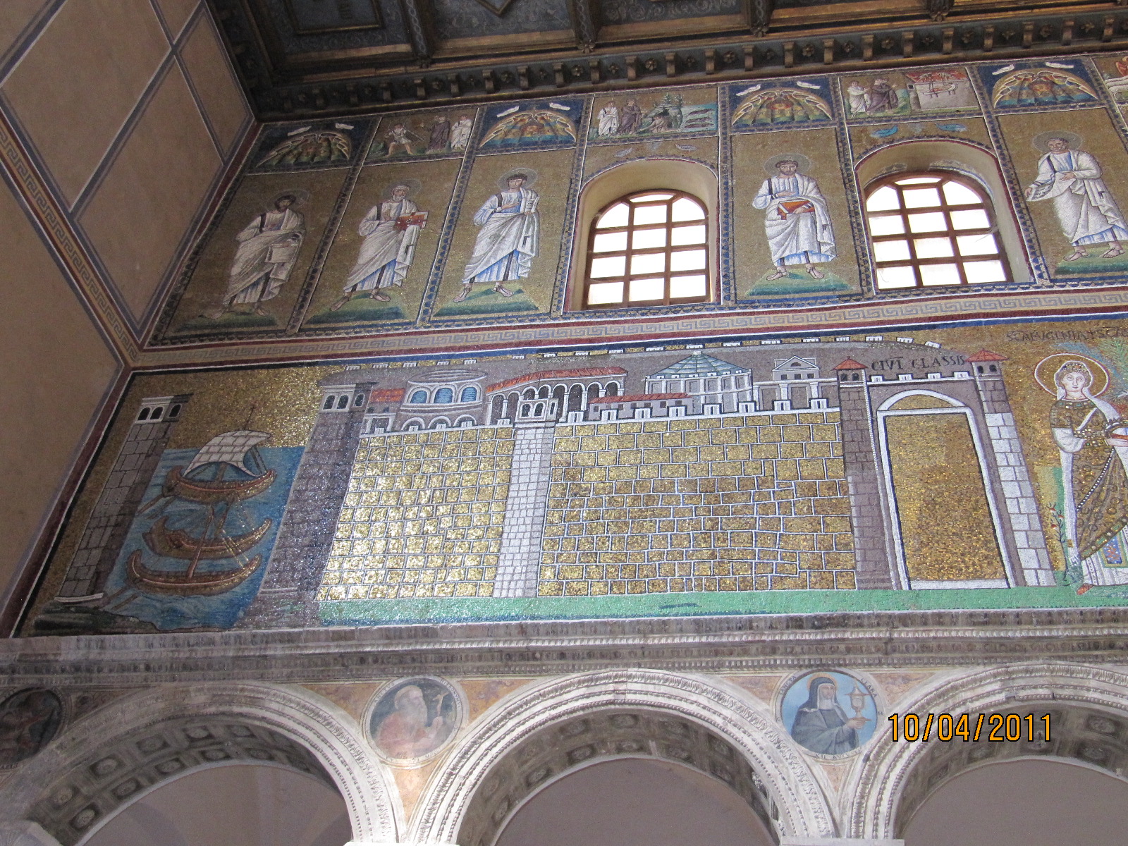 foto: https://upload.wikimedia.org/wikipedia/commons/d/d3/Basilica_Sant%27Apollinare_Nuovo_-_parte_sinistra.jpg