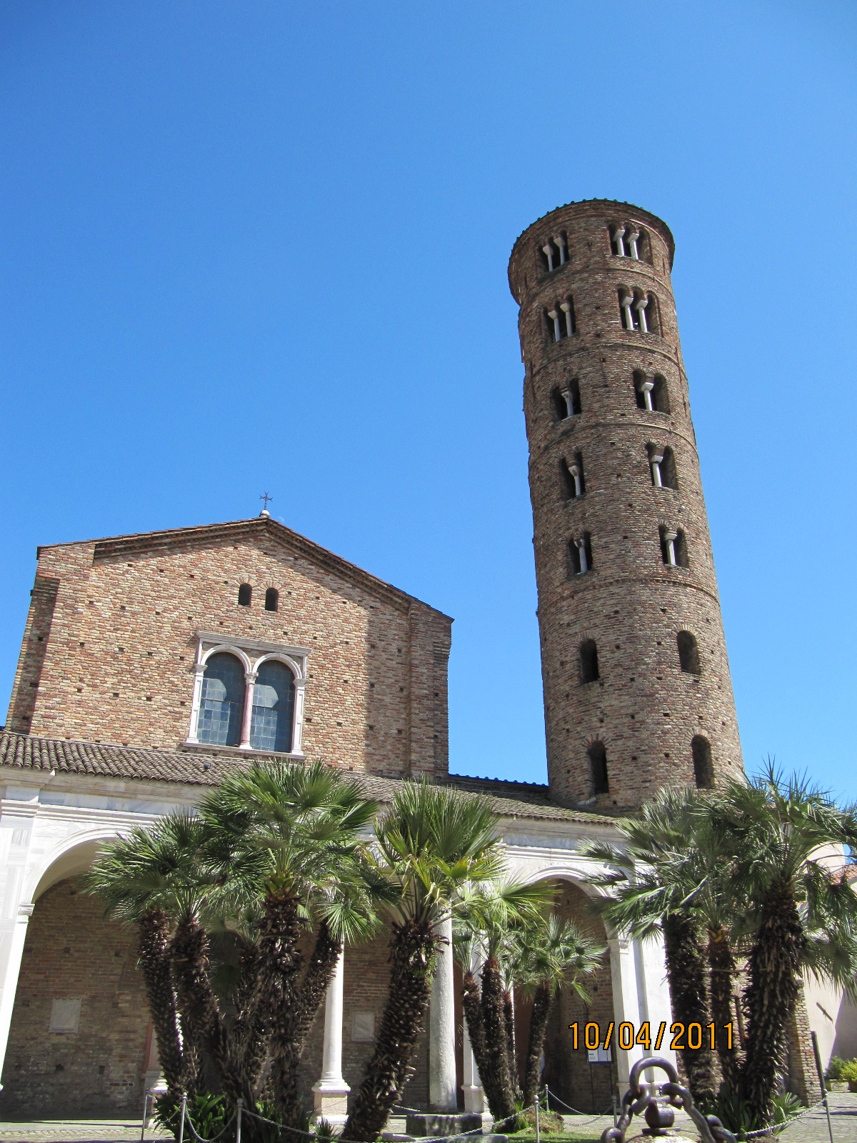 photo: https://upload.wikimedia.org/wikipedia/commons/9/90/Basilica_Sant%27Apollinare_Nuovo_-_esterno.jpg