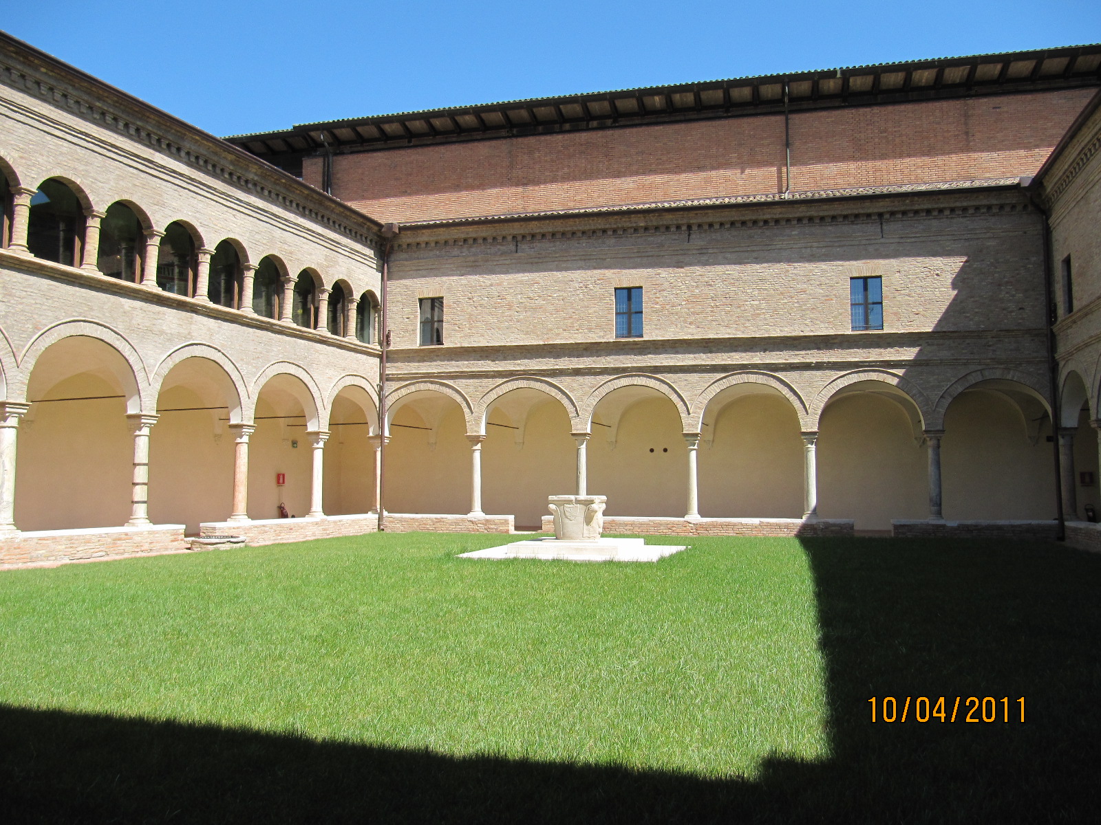 foto: https://upload.wikimedia.org/wikipedia/commons/d/d3/Chiostro_vicino_Tomba_Dante.jpg
