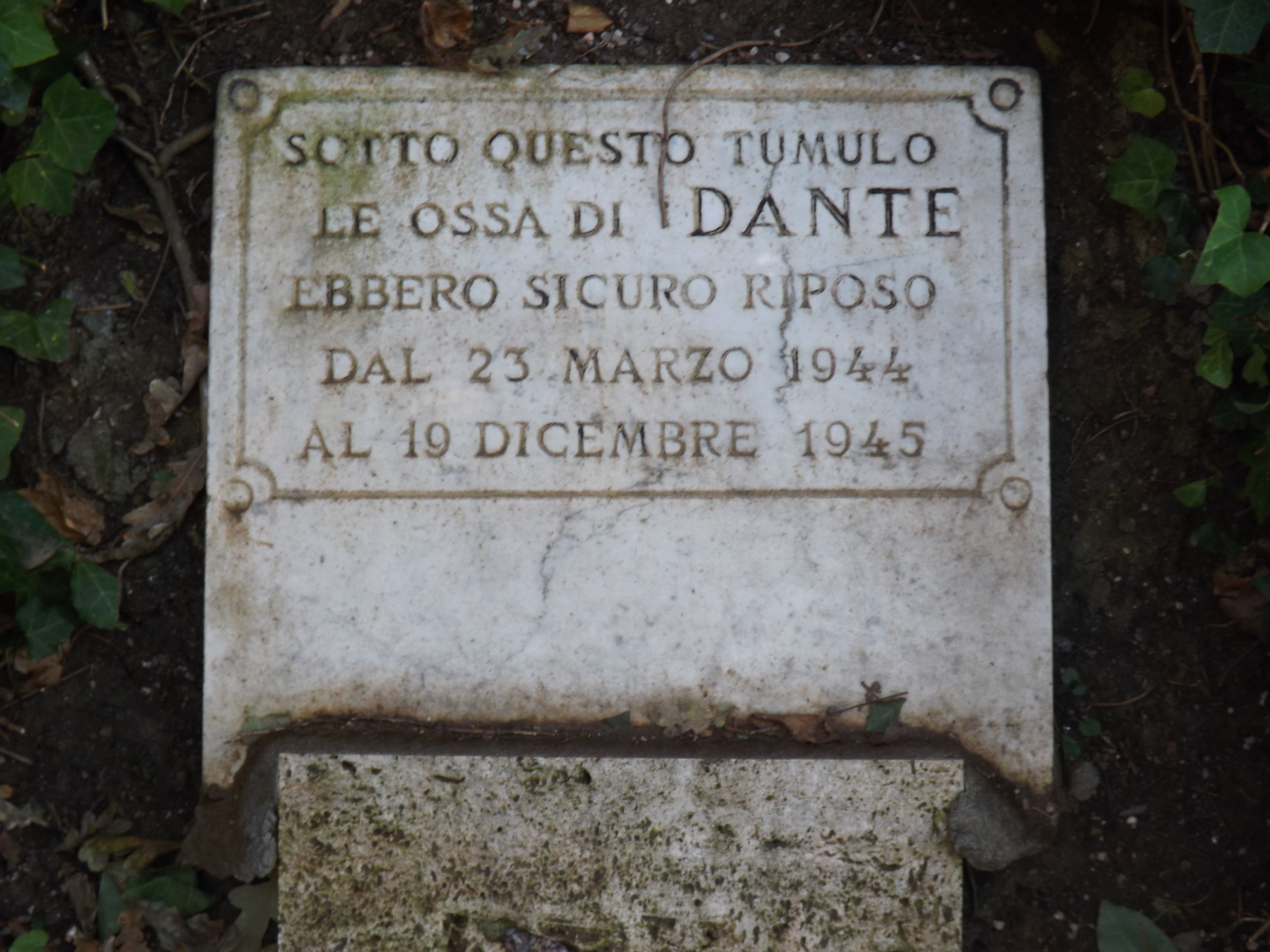 photo: https://upload.wikimedia.org/wikipedia/commons/3/3e/Lapide_di_Dante.jpg