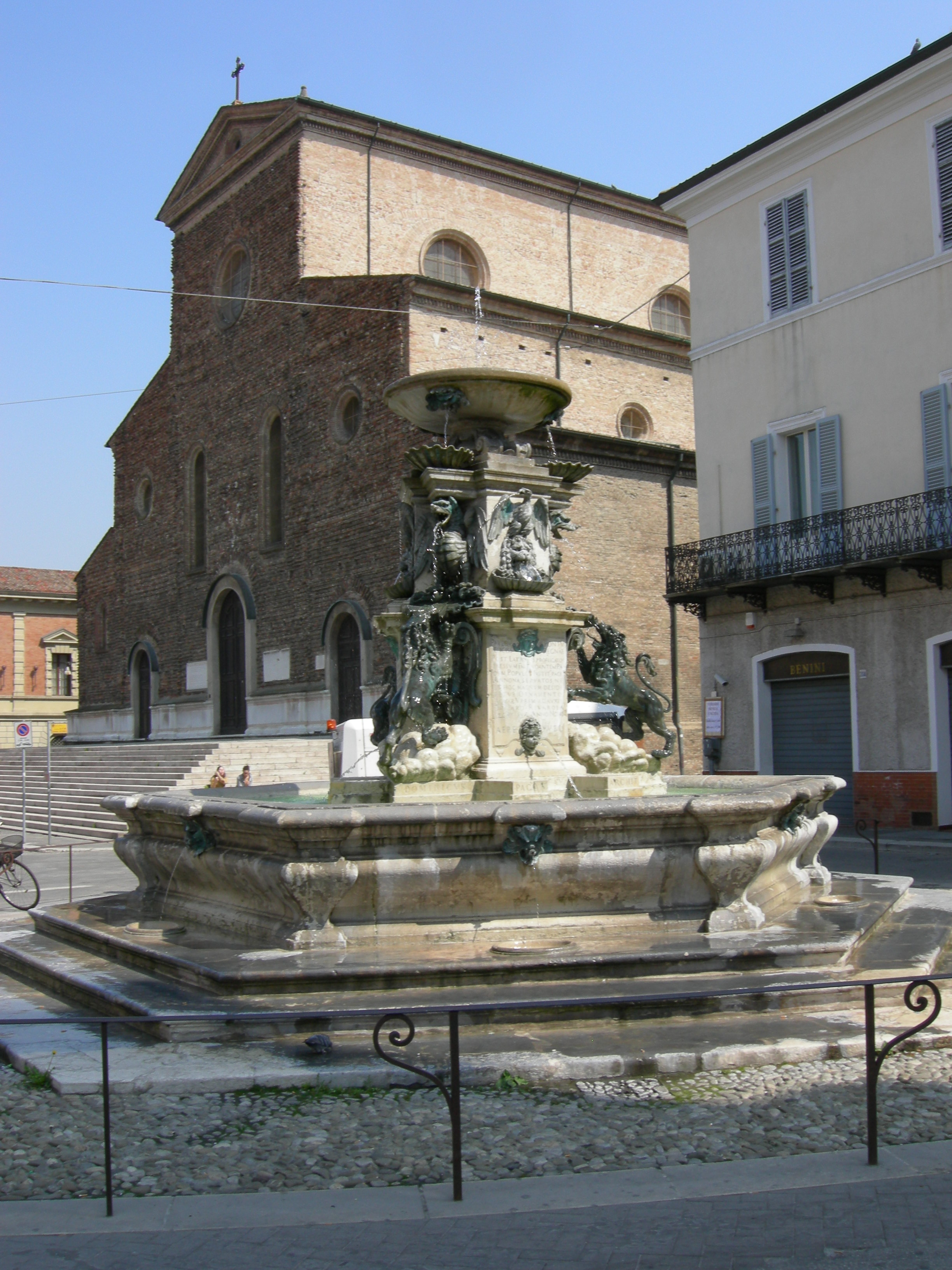 foto: https://upload.wikimedia.org/wikipedia/commons/0/05/Fontana_Monumentale_-_Cattedrale_%28Faenza%29.jpg