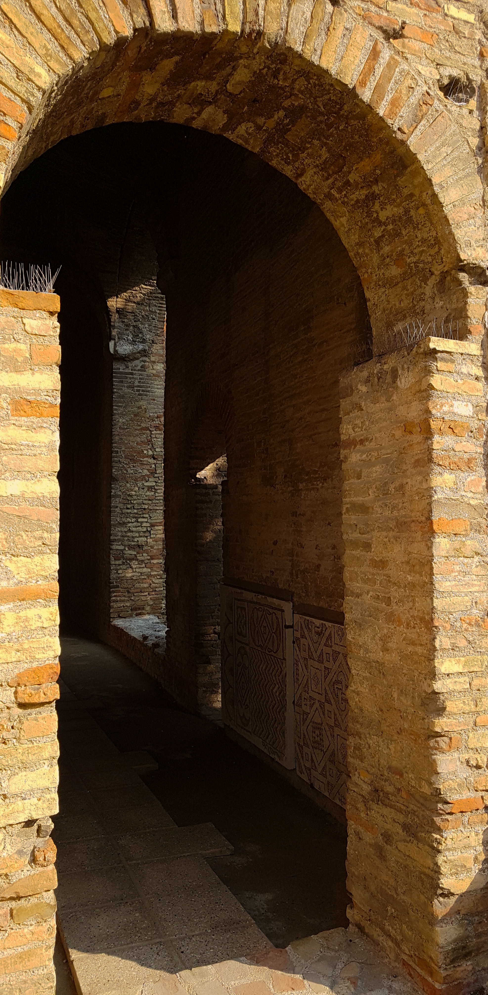 foto: https://upload.wikimedia.org/wikipedia/commons/e/e2/Chiesa_di_San_Salvatore_ad_Chalchis_cosiddetto_Palazzo_di_Teodorico_mosaici_in_vista.jpg
