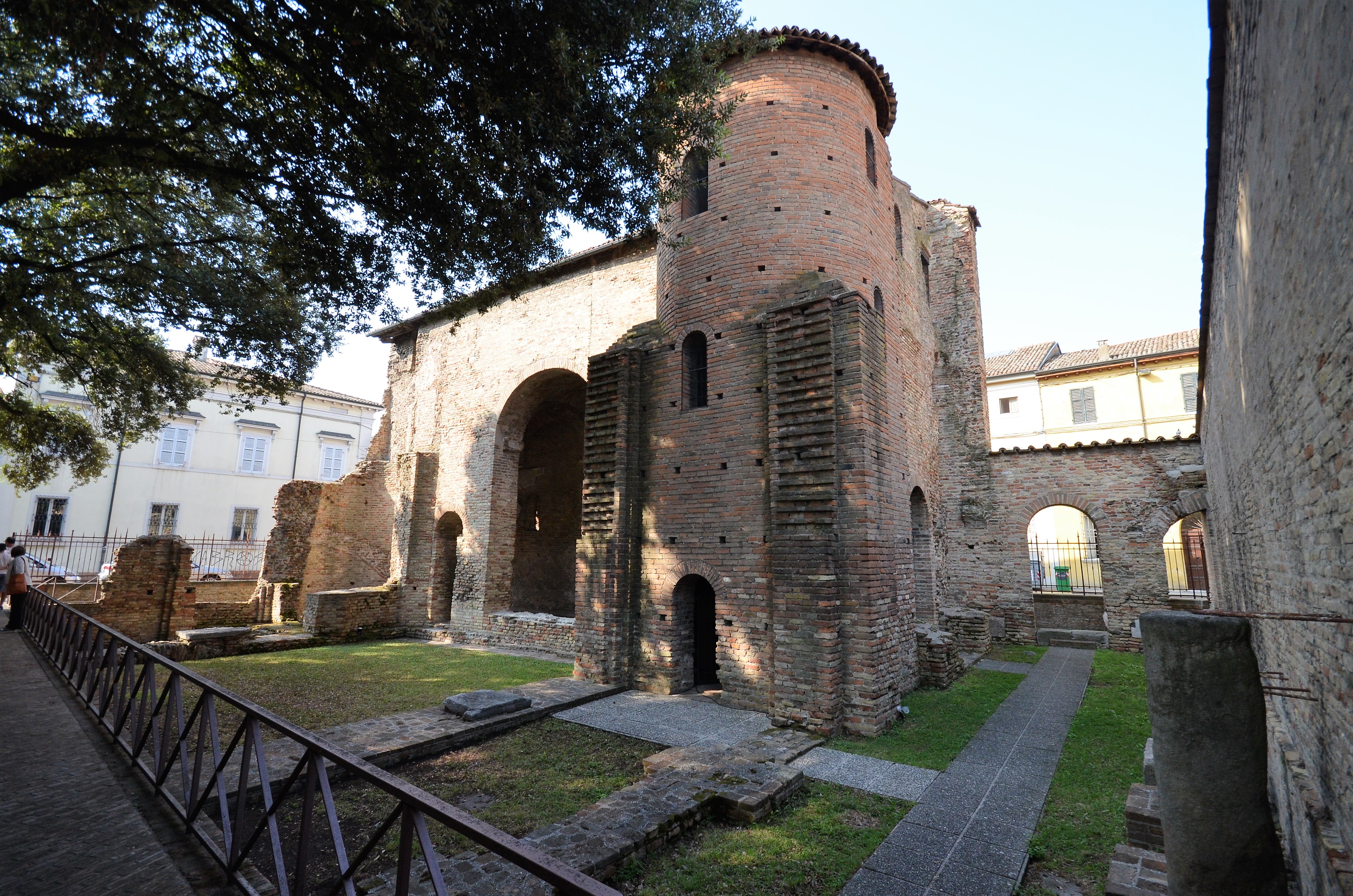 foto: https://upload.wikimedia.org/wikipedia/commons/3/35/Palazzo_di_Teodorico-cortile.jpg