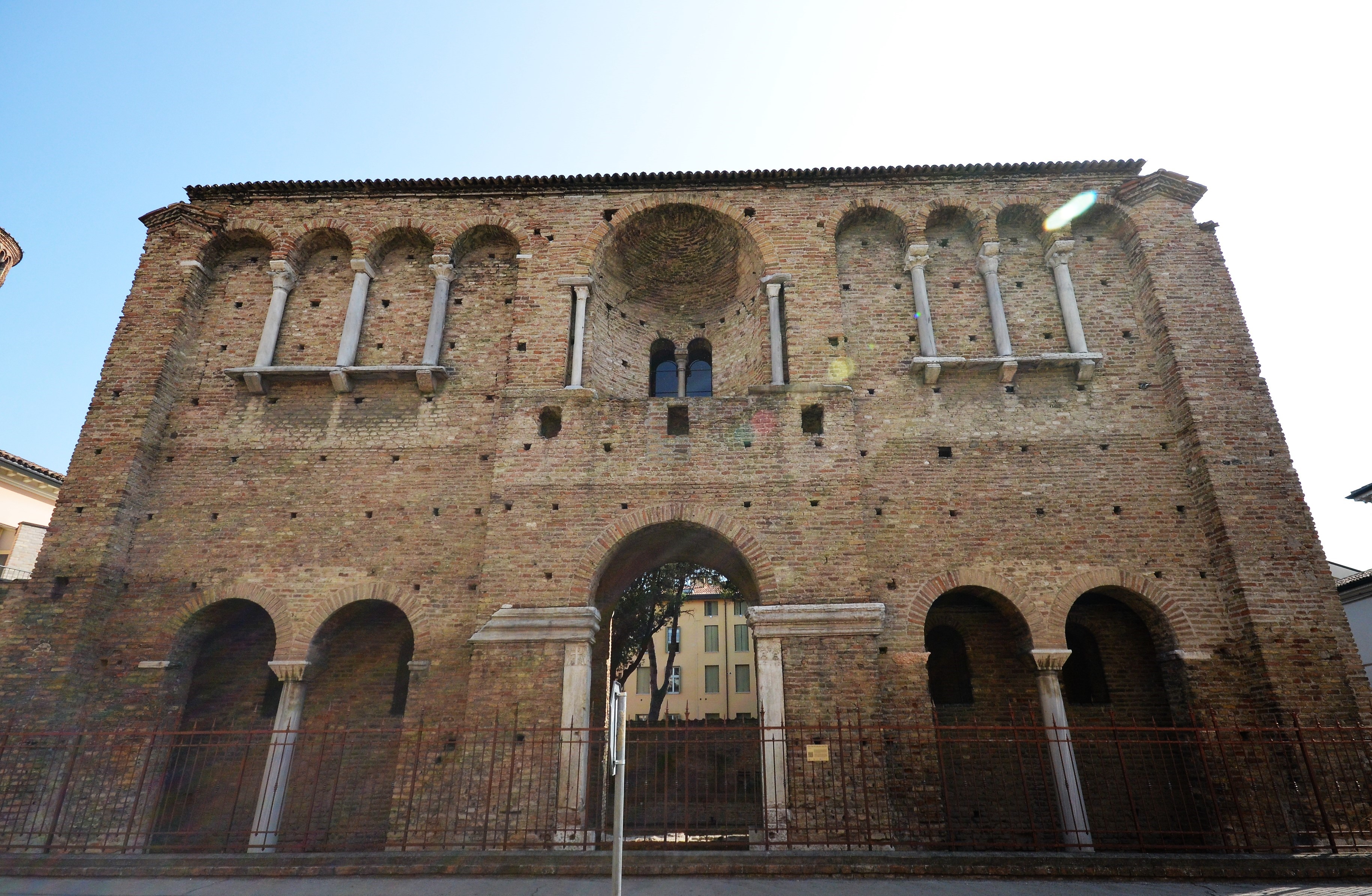 foto: https://upload.wikimedia.org/wikipedia/commons/c/c7/Palazzo_di_Teodorico-facciata.jpg