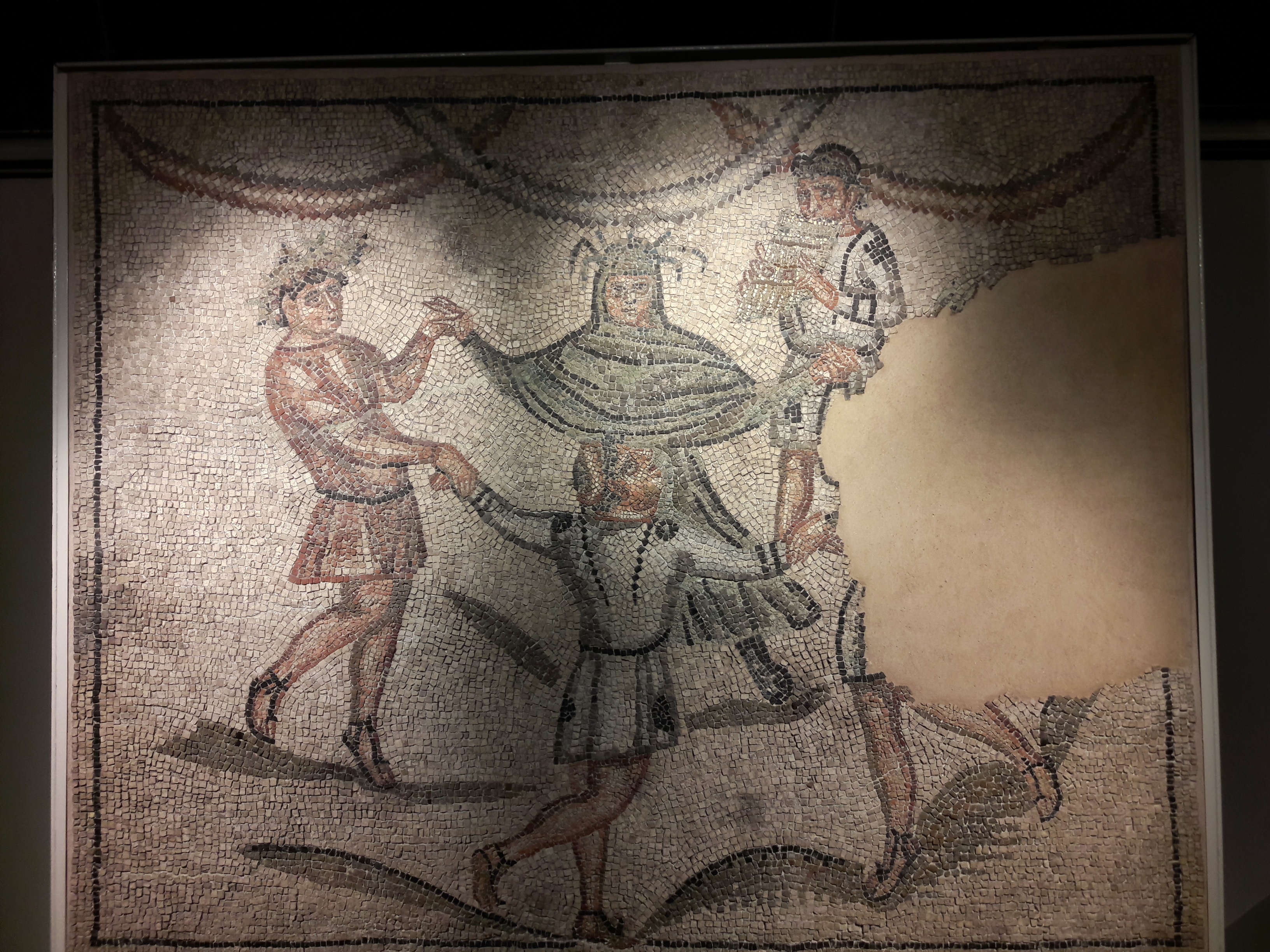 foto: https://upload.wikimedia.org/wikipedia/commons/4/46/Ravenna_-_Domus_tappeti_di_pietra_-_Mosaico_centrale_originale.jpg
