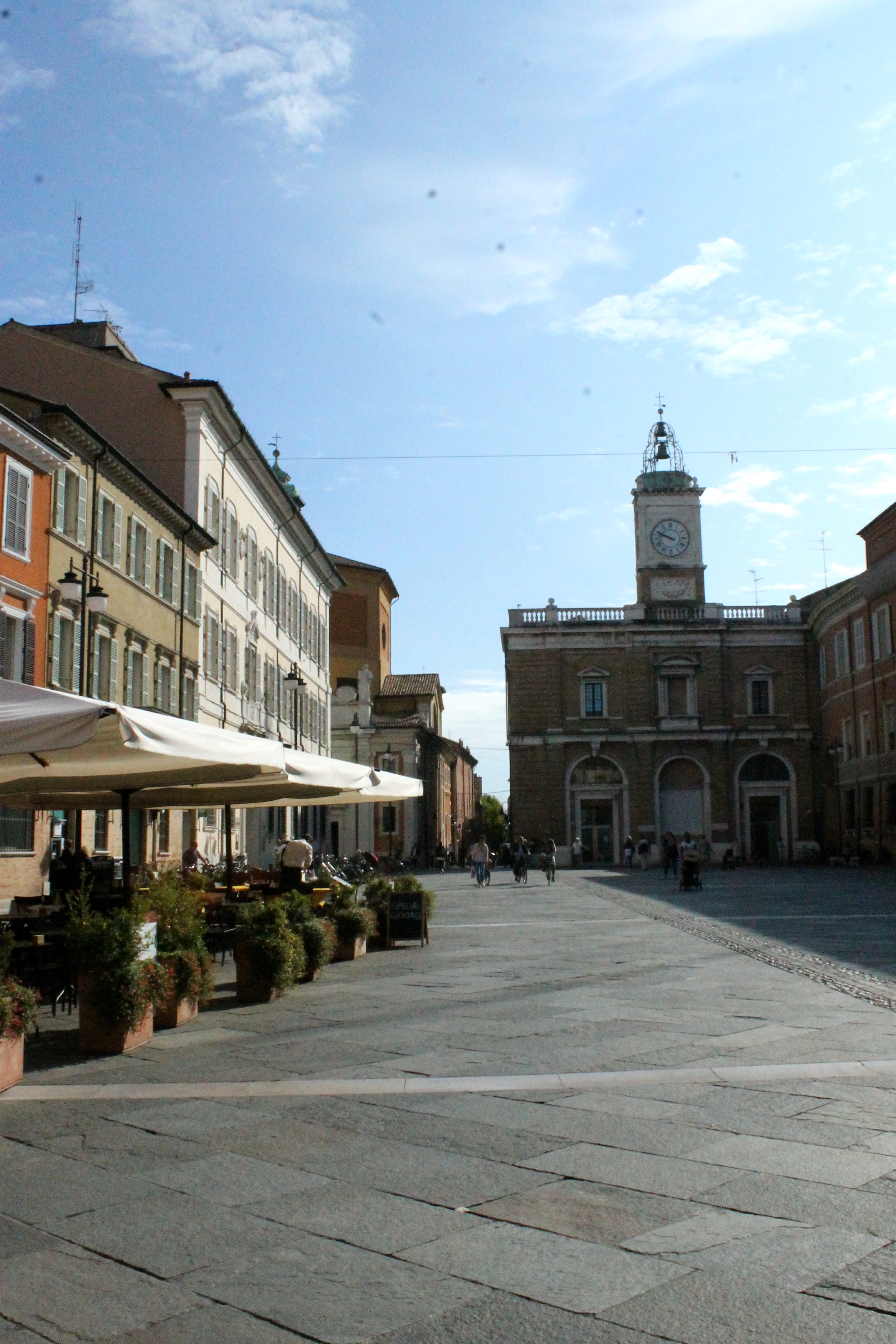 photo: https://upload.wikimedia.org/wikipedia/commons/1/13/Piazza_del_Popolo_-_Ravenna.jpg