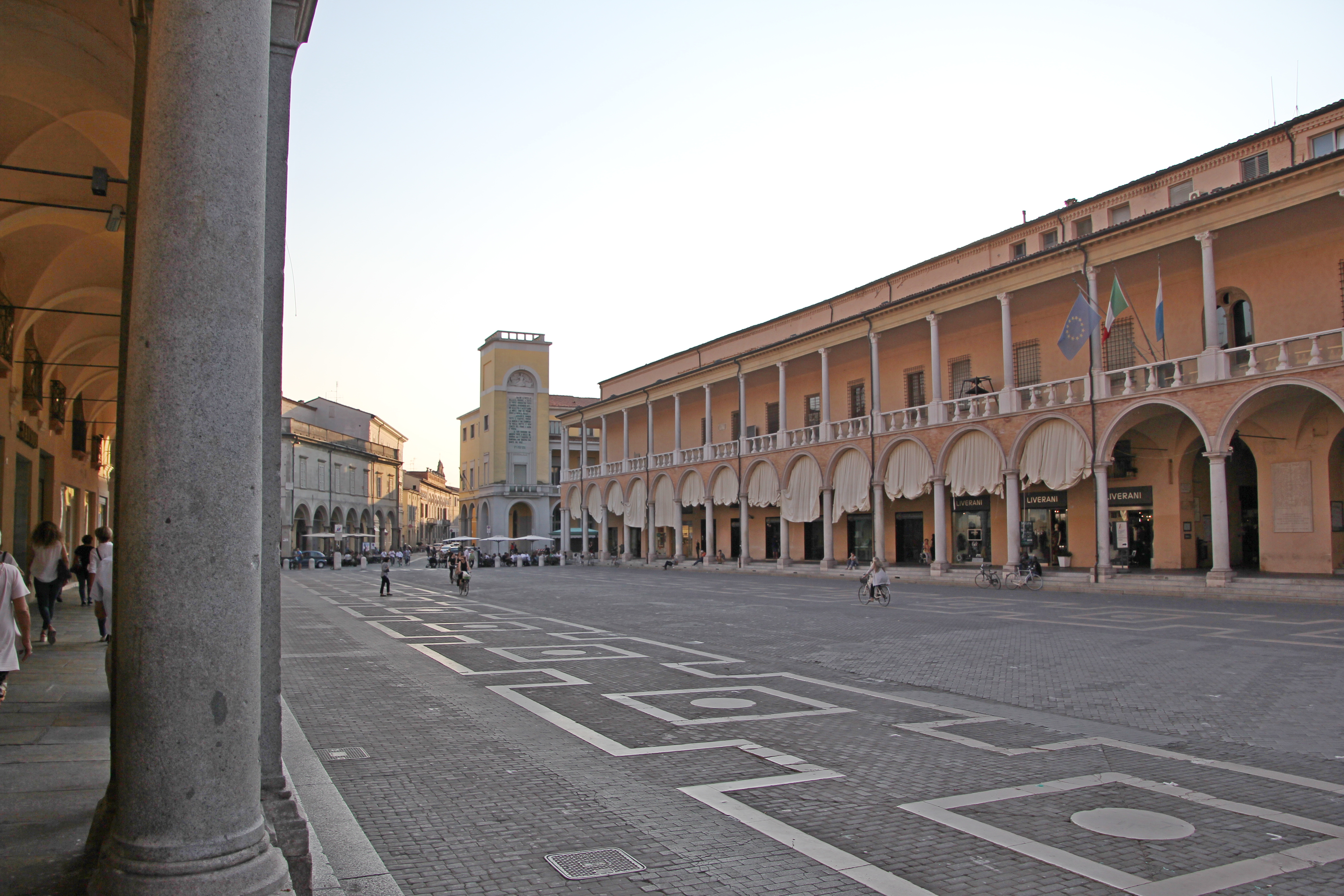 photo: https://upload.wikimedia.org/wikipedia/commons/6/61/Faenza%2C_piazza_del_Popolo_%2801%29.jpg