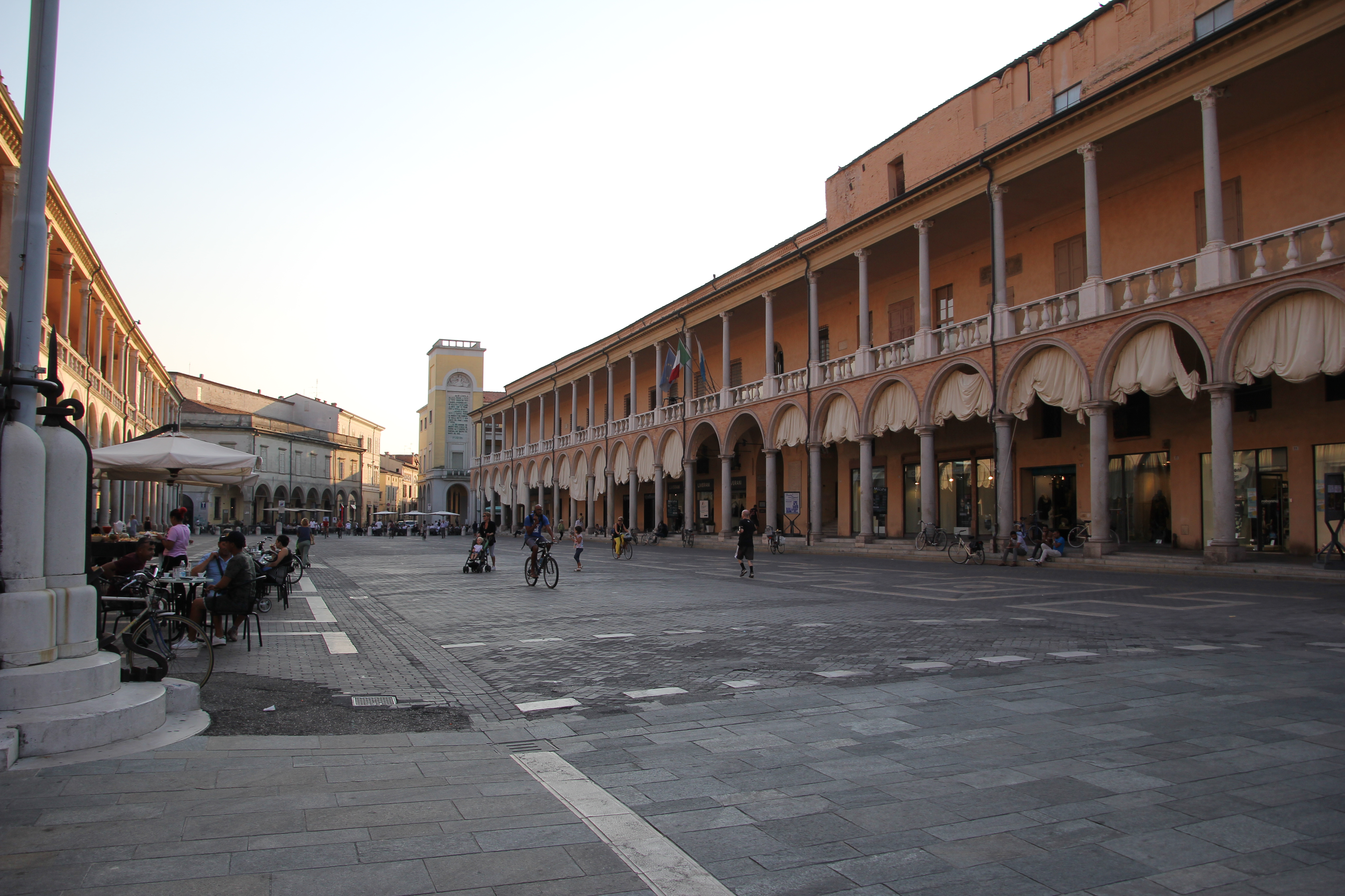 foto: https://upload.wikimedia.org/wikipedia/commons/9/9b/Faenza%2C_piazza_del_Popolo_%2803%29.jpg
