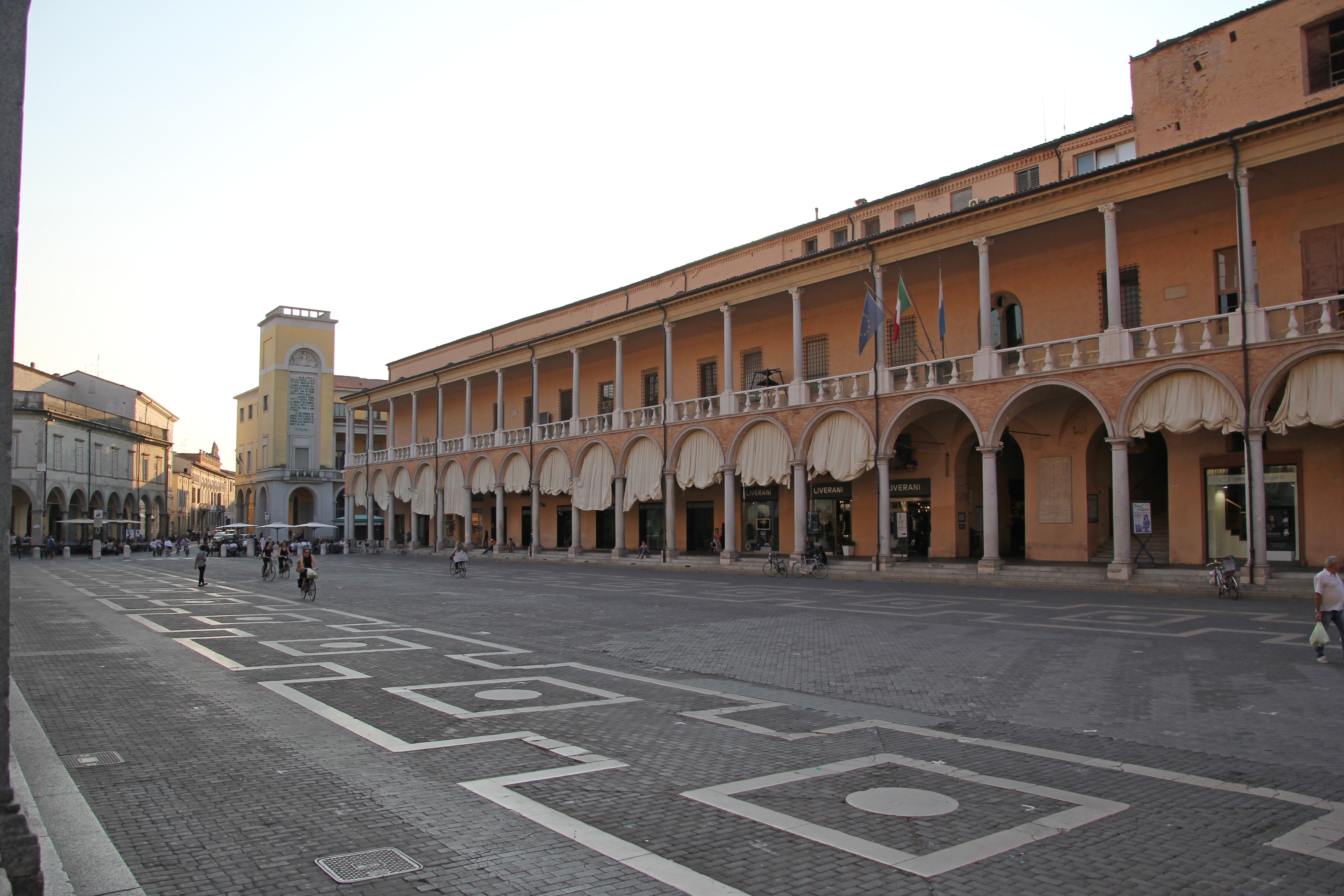 photo: https://upload.wikimedia.org/wikipedia/commons/f/fa/Faenza%2C_piazza_del_Popolo_%2802%29.jpg