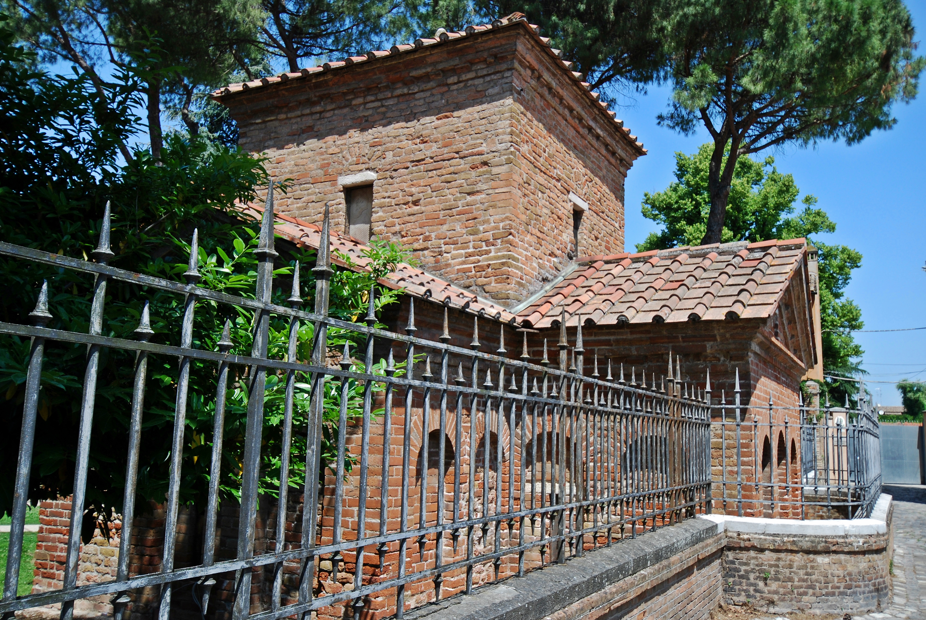 photo: https://upload.wikimedia.org/wikipedia/commons/e/e7/Mausoleo_di_Galla_Placidia_001.jpg