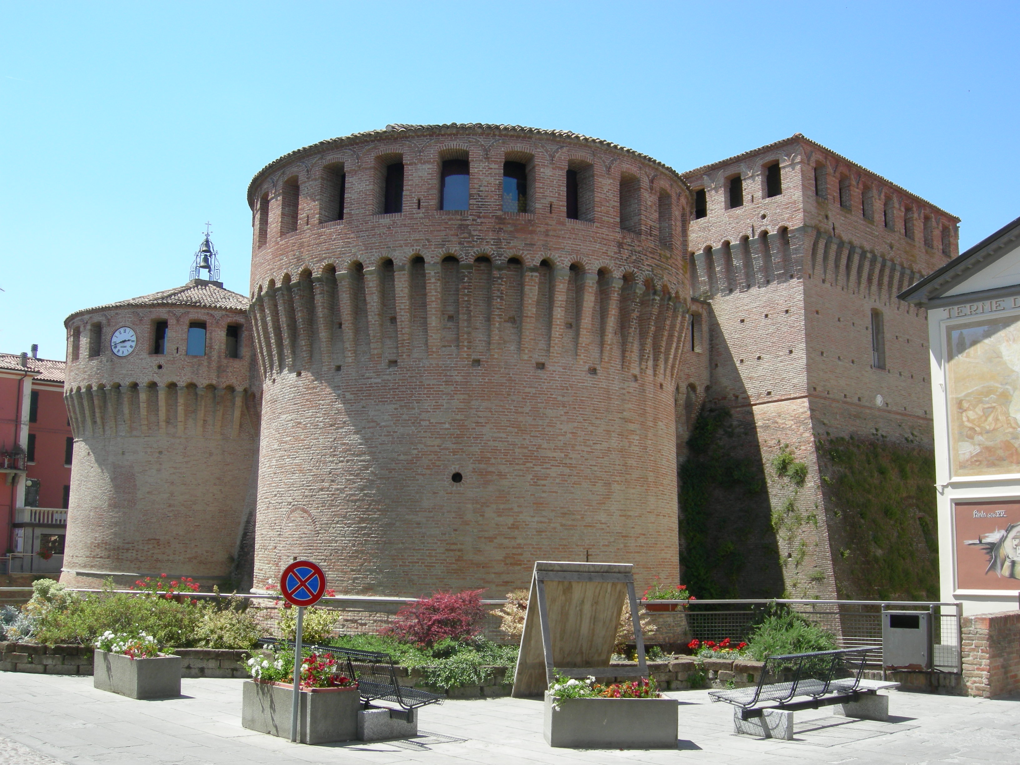 photo: https://upload.wikimedia.org/wikipedia/commons/e/eb/Rocca_sforzesca_Riolo_Terme.jpg