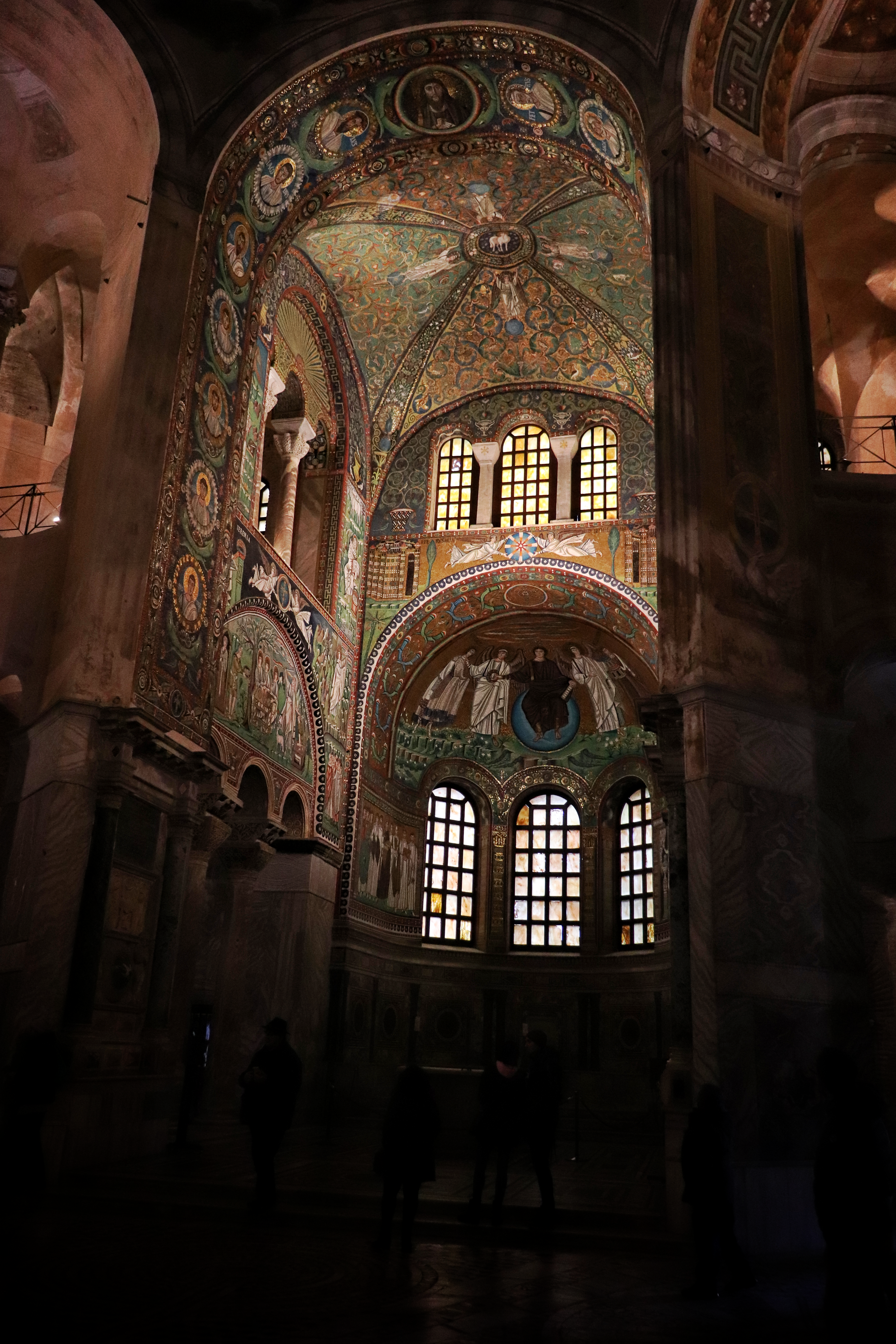 photo: https://upload.wikimedia.org/wikipedia/commons/d/d3/Basilica_di_San_Vitale%2C_Ravenna_%28abside%29.png