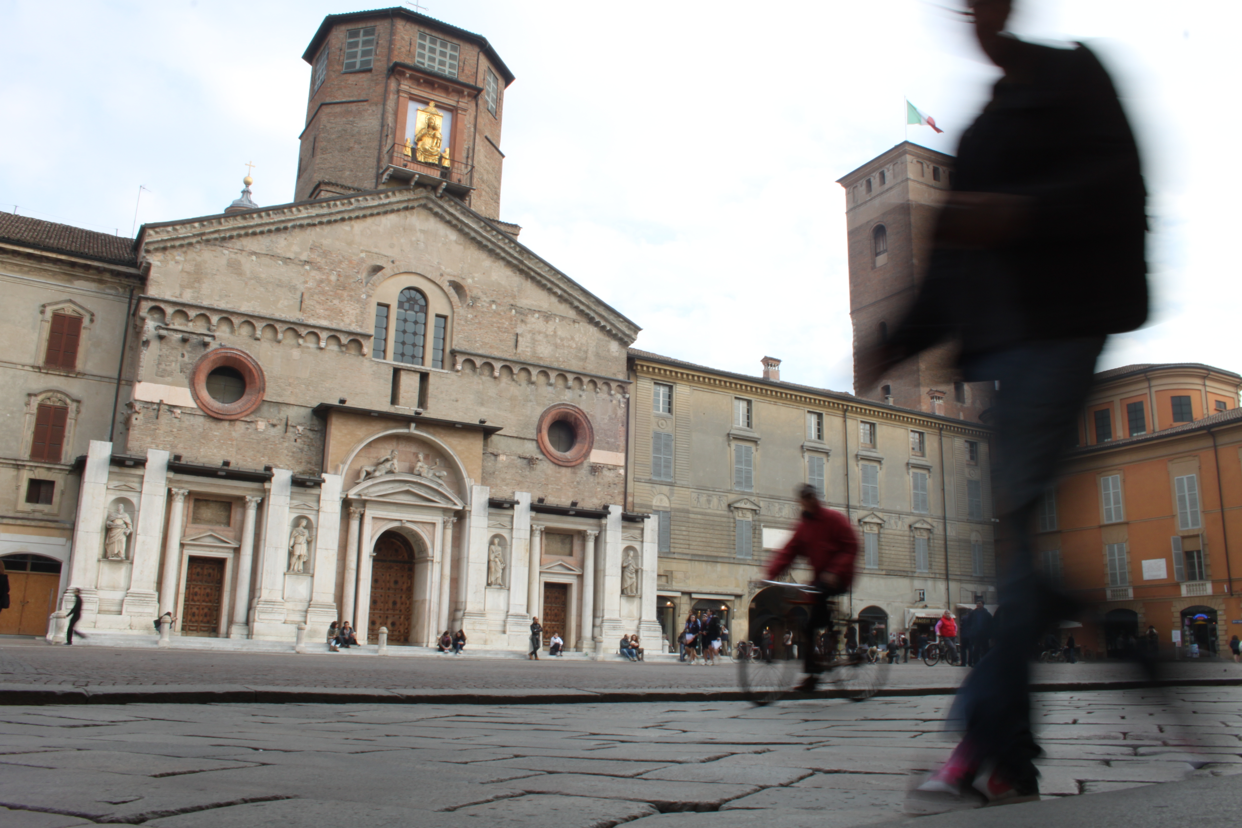 foto: https://upload.wikimedia.org/wikipedia/commons/5/57/Piazza_prampolini_-_cattedrale_2012.JPG