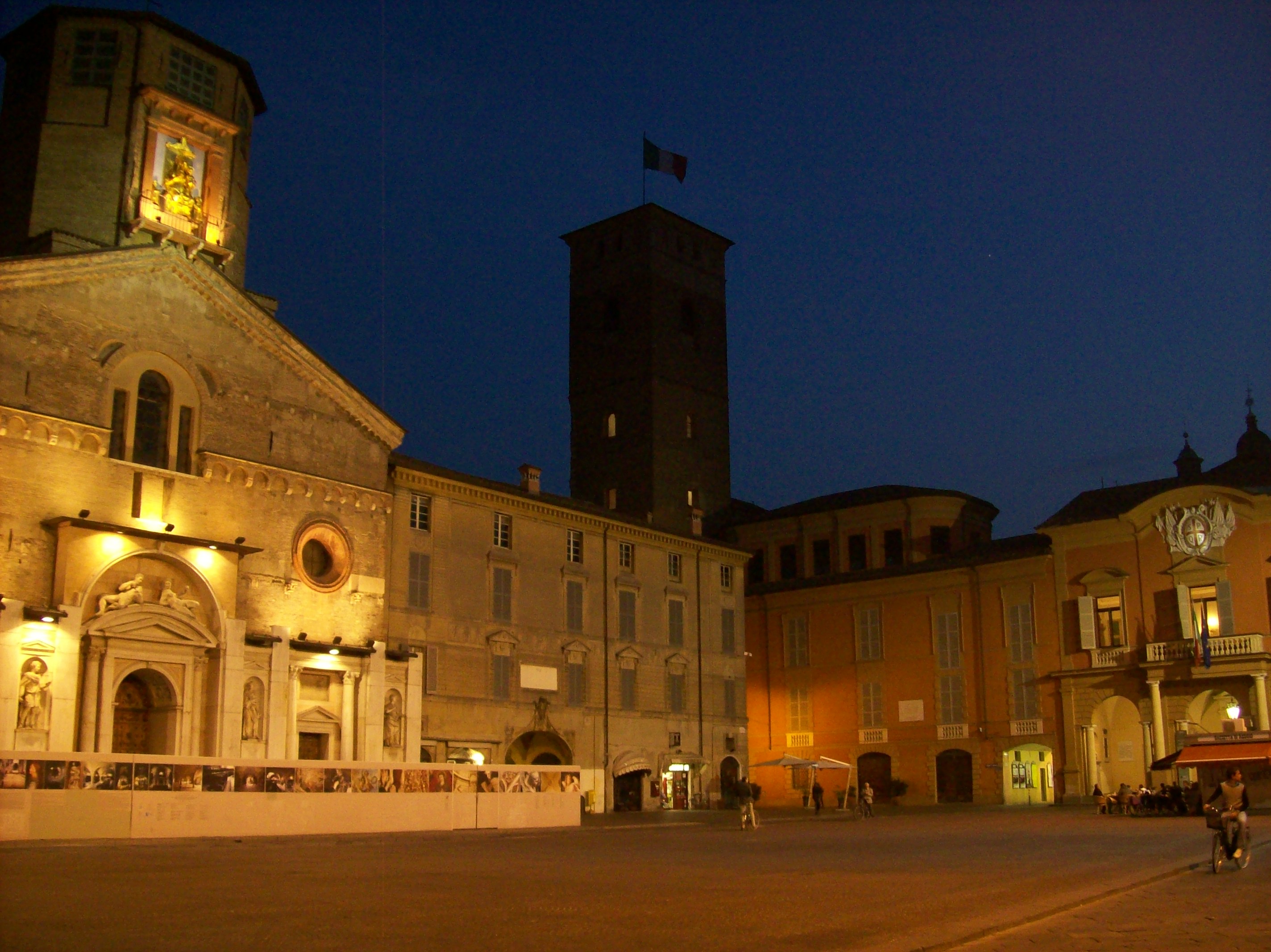 foto: https://upload.wikimedia.org/wikipedia/commons/2/23/Piazza_Prampolini_1_ReggioEmilia.JPG