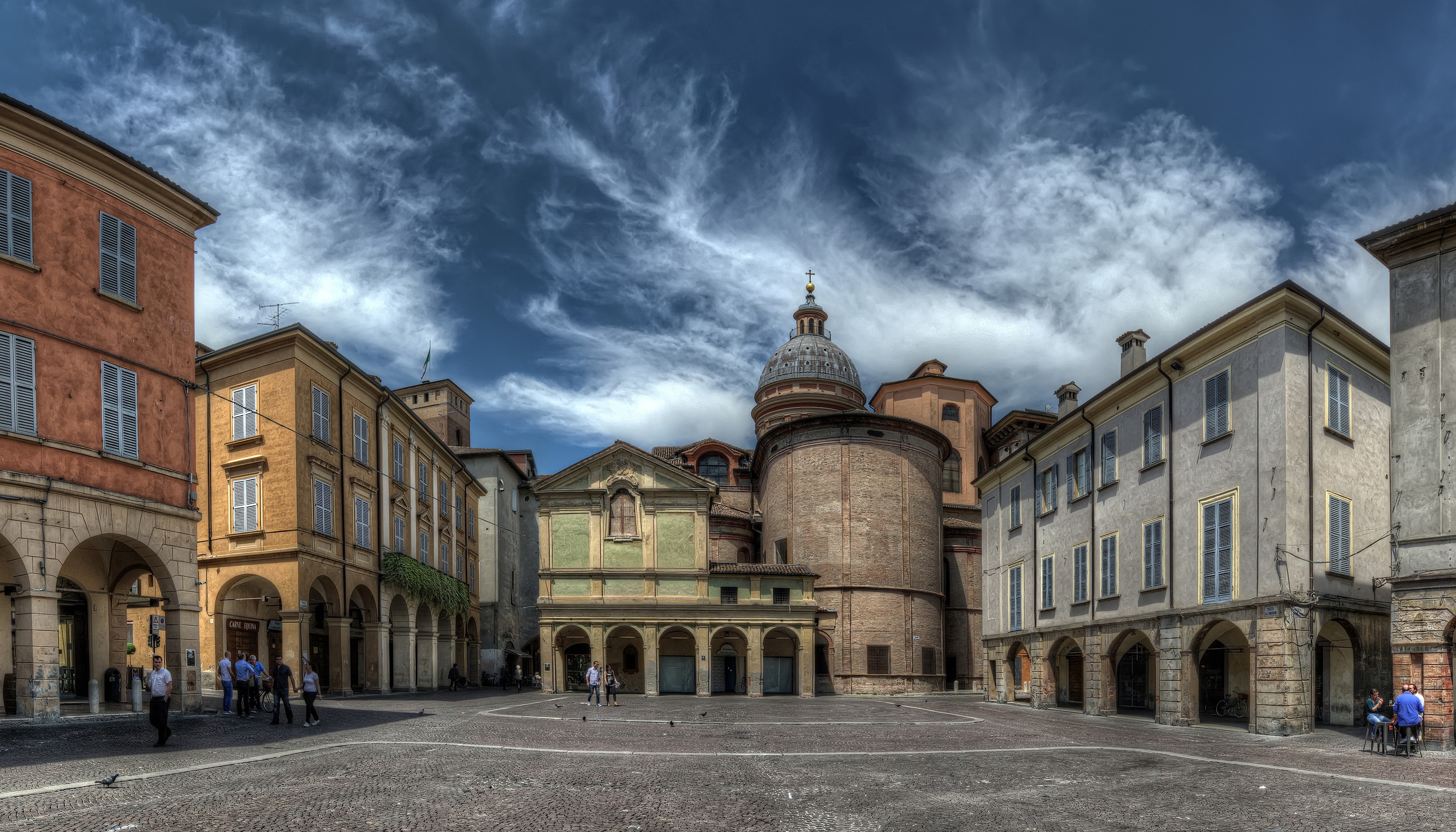 photo: https://upload.wikimedia.org/wikipedia/commons/d/d3/Piazza_San_Prospero.JPG