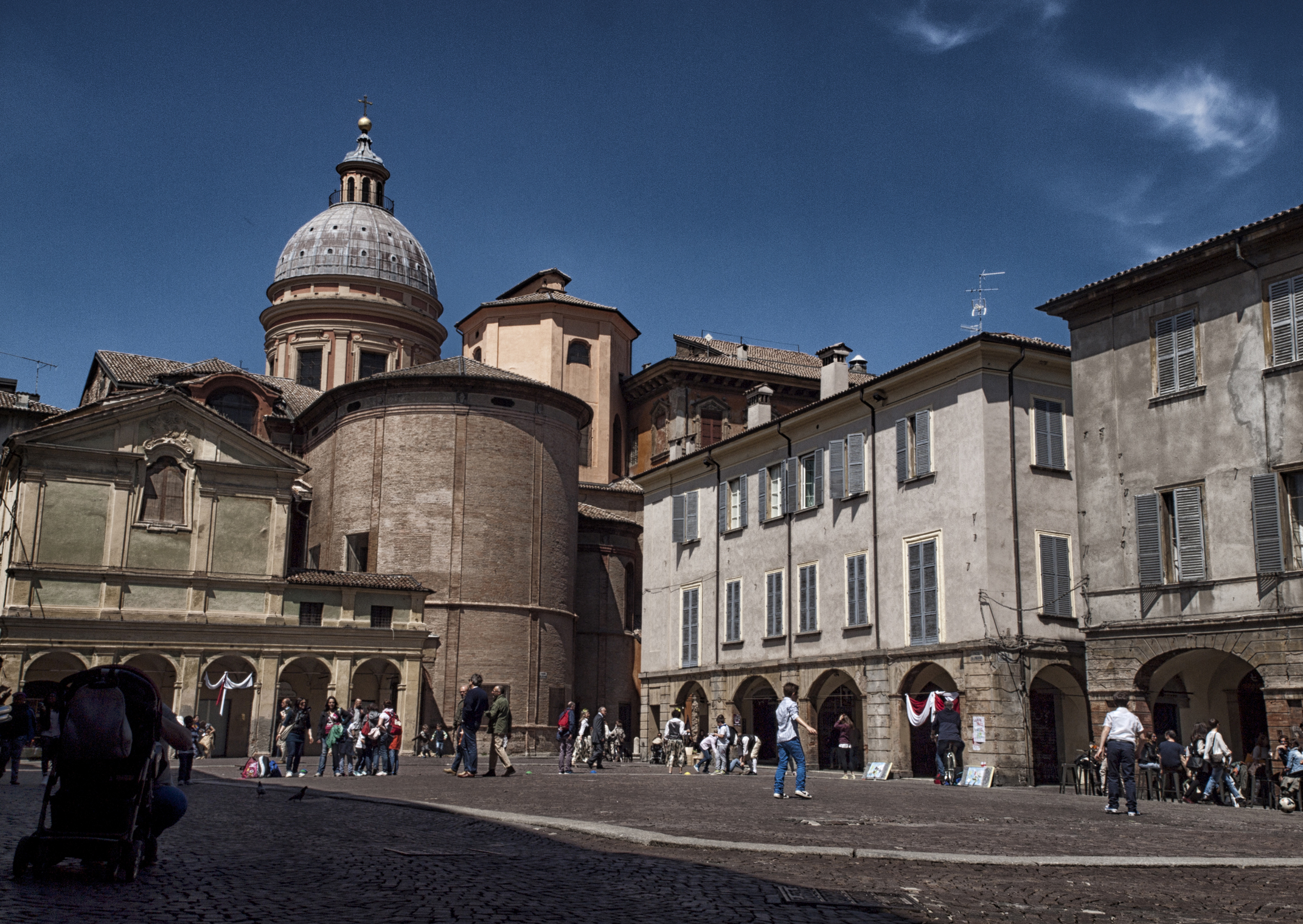 foto: https://upload.wikimedia.org/wikipedia/commons/3/3a/Piazza_dei_leoni.jpg