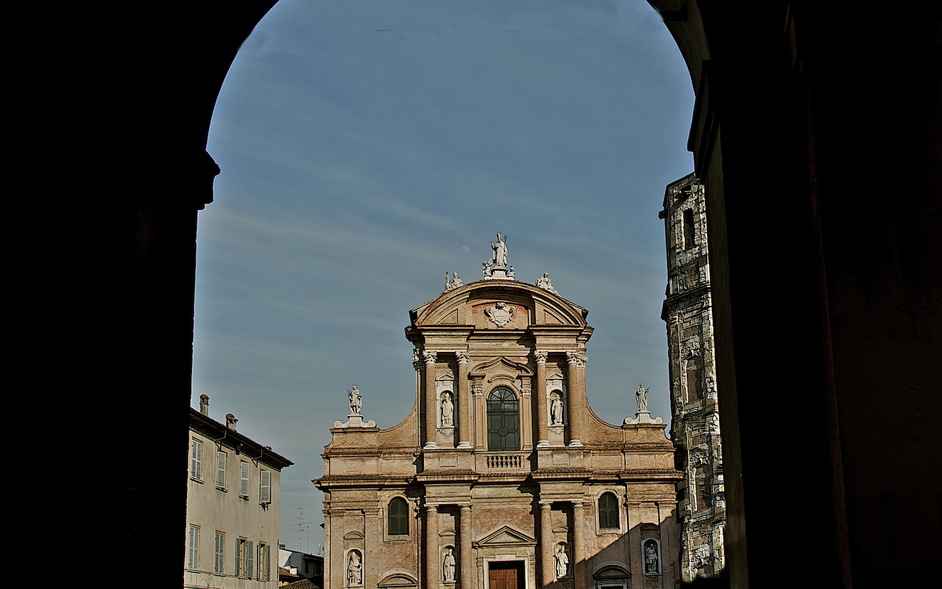foto: https://upload.wikimedia.org/wikipedia/commons/2/22/Piazza_San_Prospero_con_la_Basilica_del_Patrono_della_citt%C3%A0.jpg