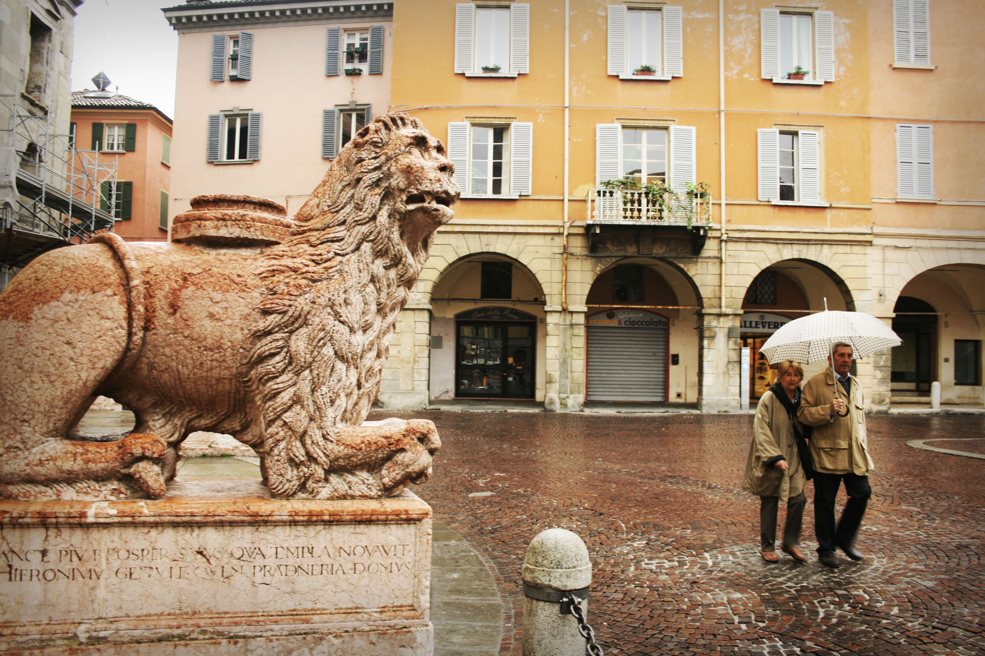 photo: https://upload.wikimedia.org/wikipedia/commons/a/ad/Piazza_San_Prospero-3.jpg