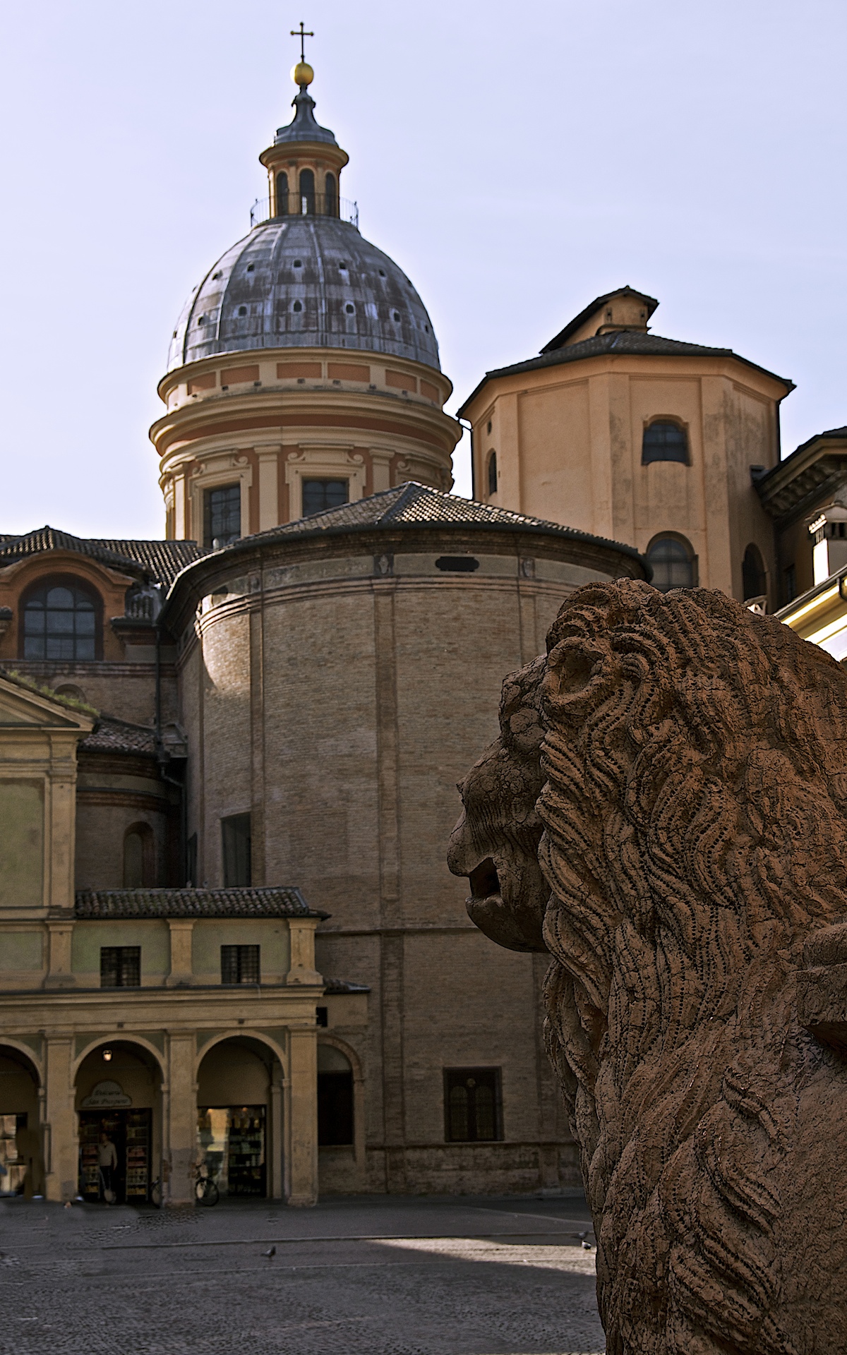 foto: https://upload.wikimedia.org/wikipedia/commons/d/d0/Piazza_San_Prospero_o_Piazza_dei_Leoni.jpg