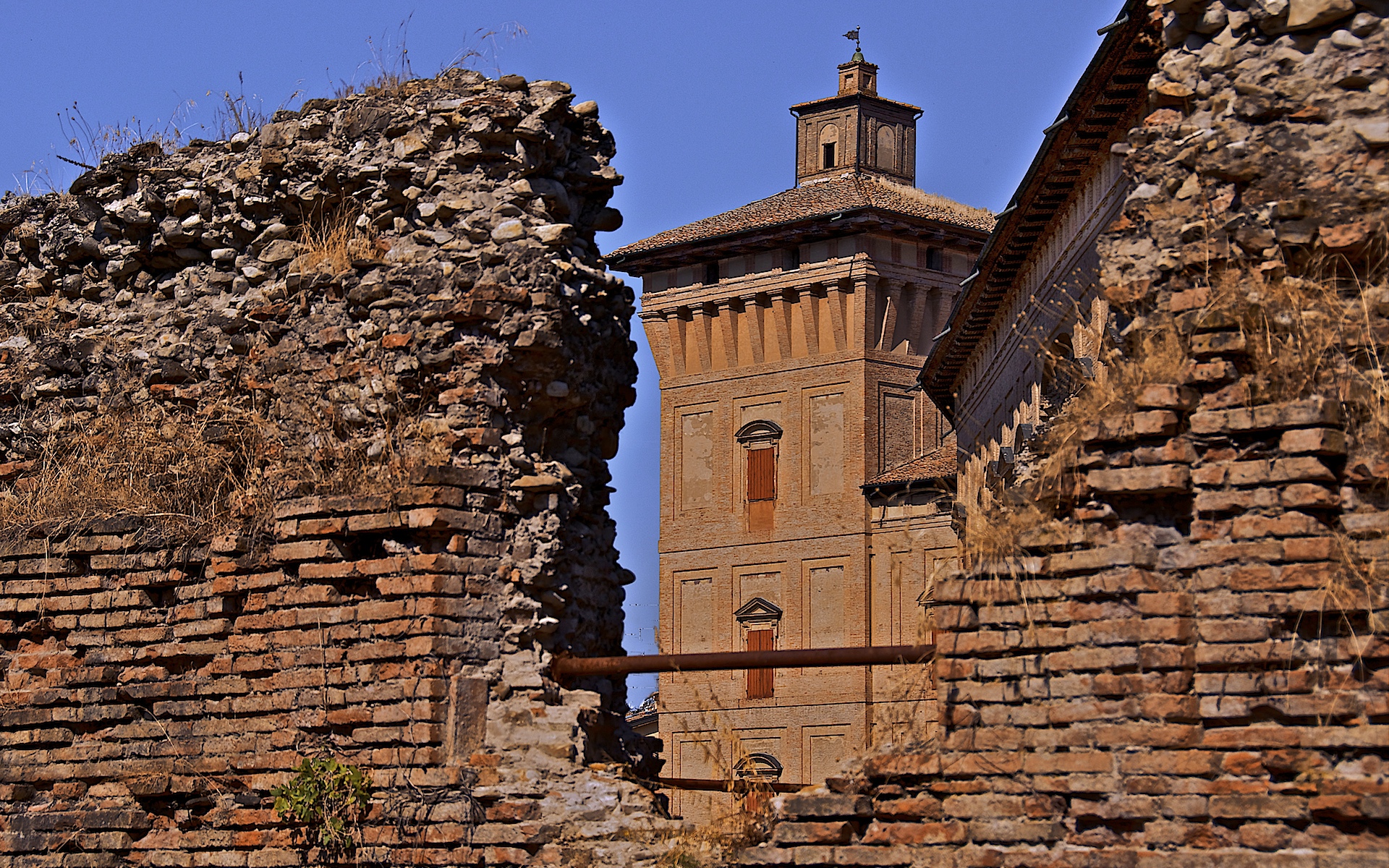 photo: https://upload.wikimedia.org/wikipedia/commons/3/32/La_Torre_della_Rocca_dei_Boiardo.jpg