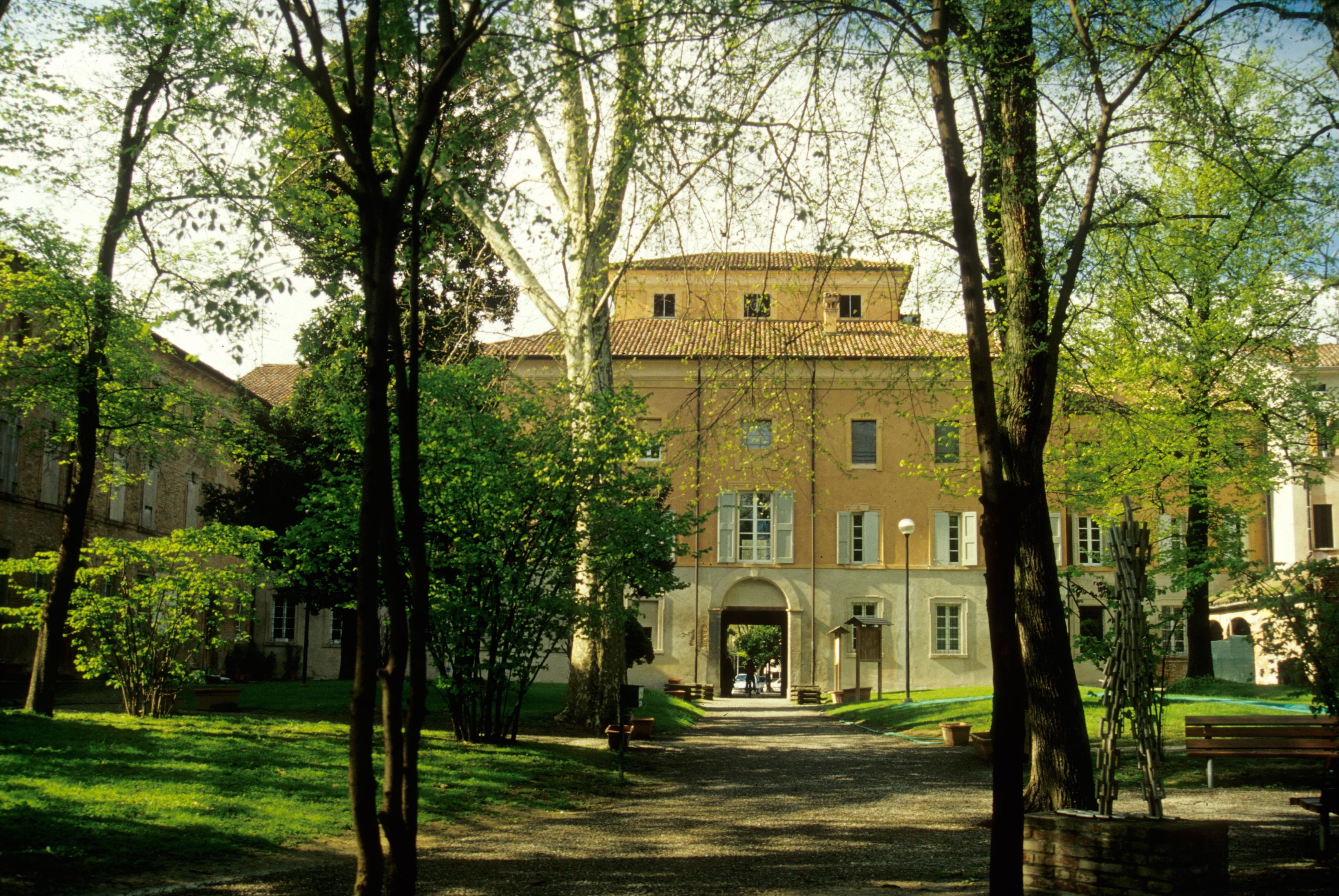 photo: https://upload.wikimedia.org/wikipedia/commons/3/38/Palazzo_Sartoretti_e_parco_in_primavera.JPG