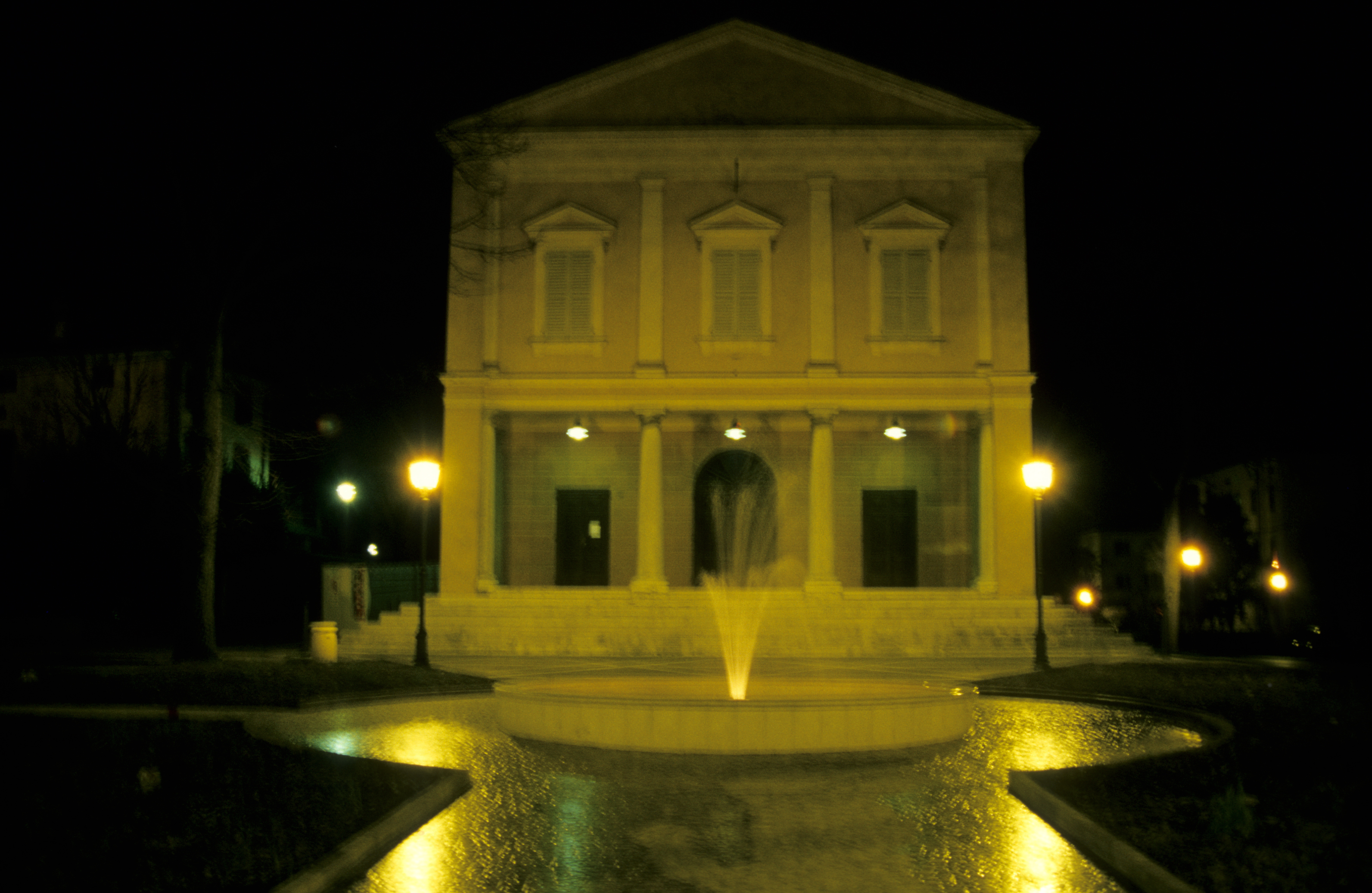 foto: https://upload.wikimedia.org/wikipedia/commons/c/c6/Teatro_Comunale_di_notte.jpg