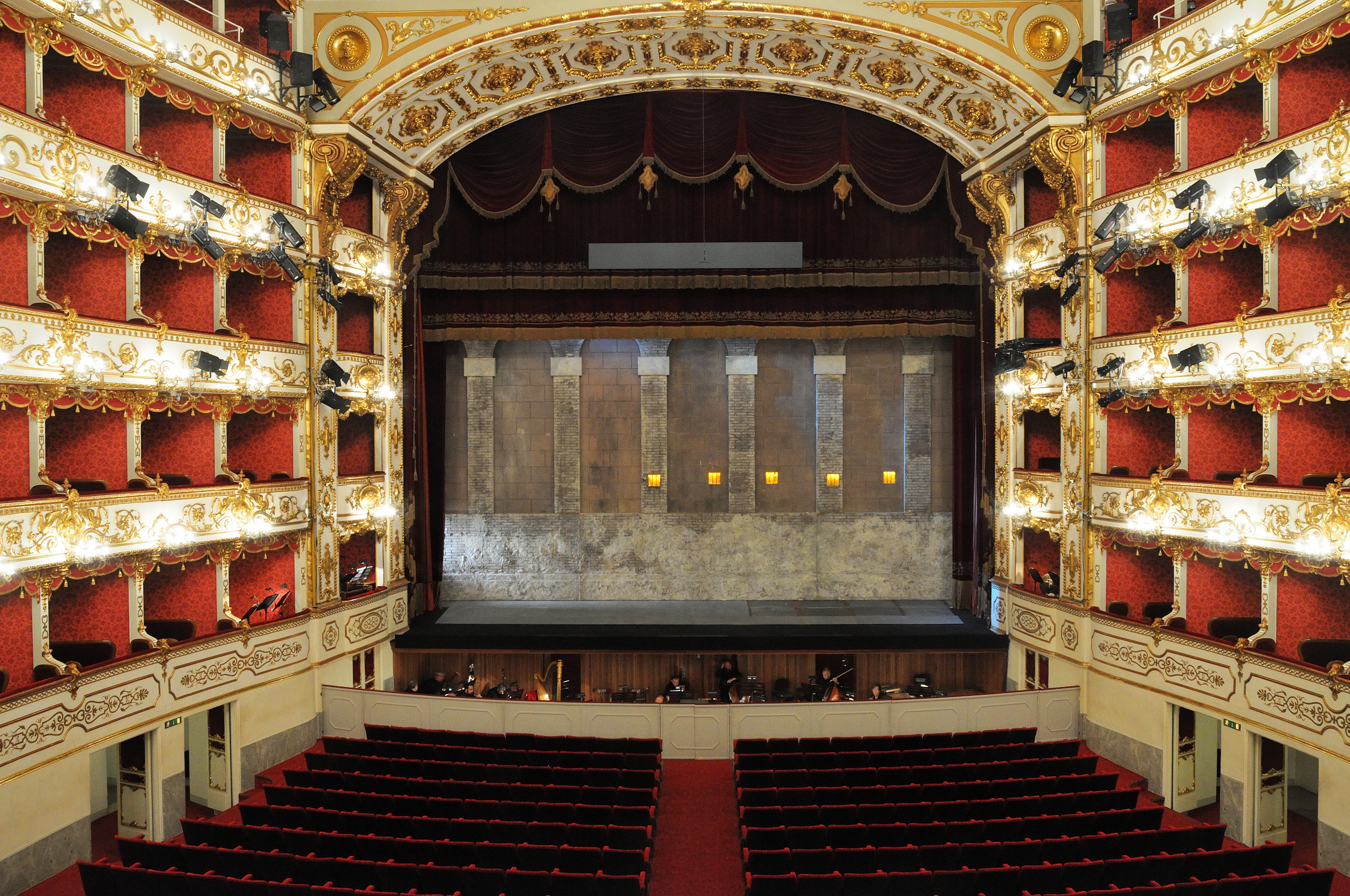 foto: https://upload.wikimedia.org/wikipedia/commons/a/ae/Teatro_Municipale_Romolo_Valli_03.jpg