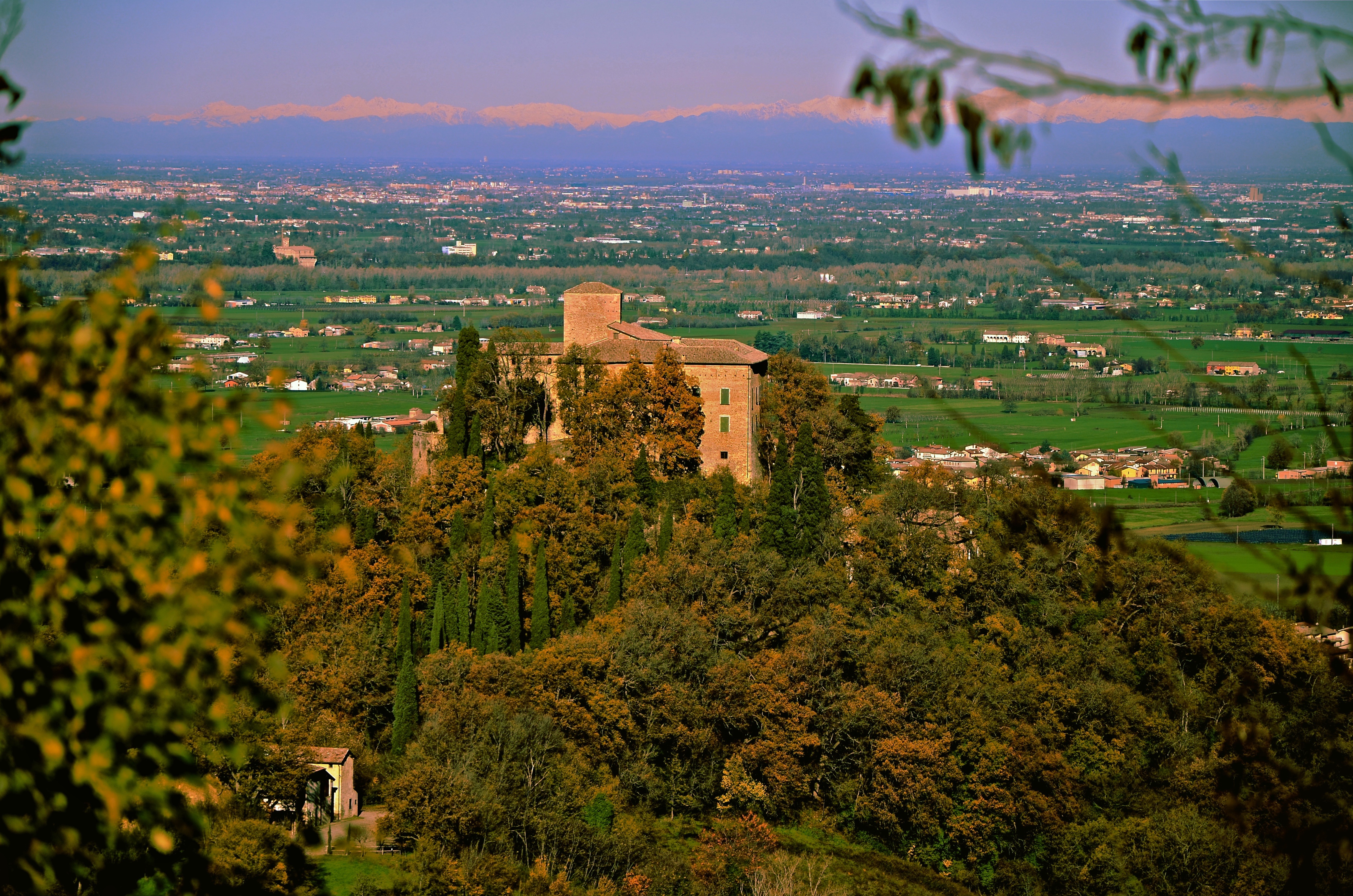 foto: https://upload.wikimedia.org/wikipedia/commons/5/59/Vista_Pianura_padana_dal_Castello_di_Bianello.jpg