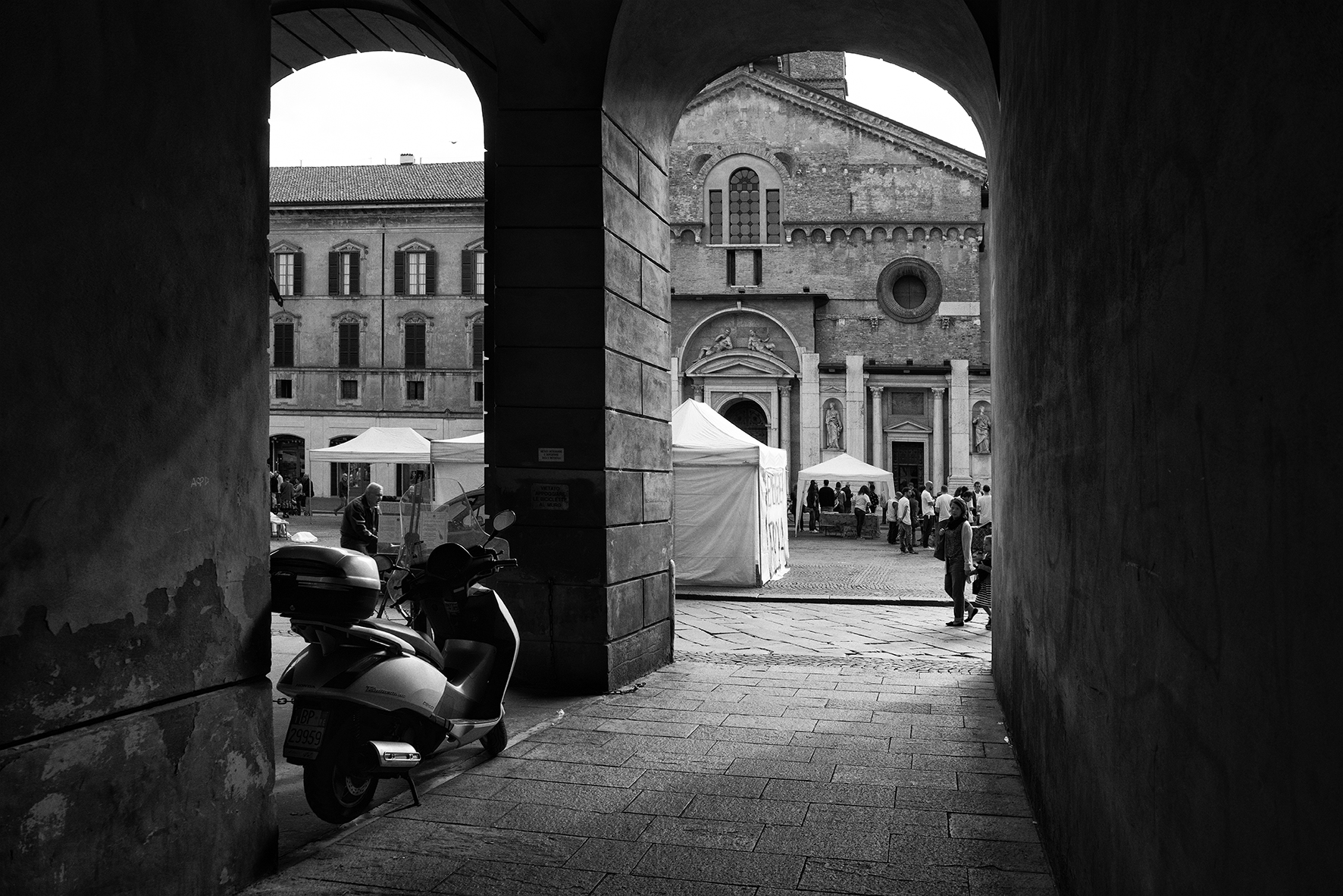 foto: https://upload.wikimedia.org/wikipedia/commons/c/cb/Duomo_di_Reggio_Emilia%2C_vista_frontale.jpg